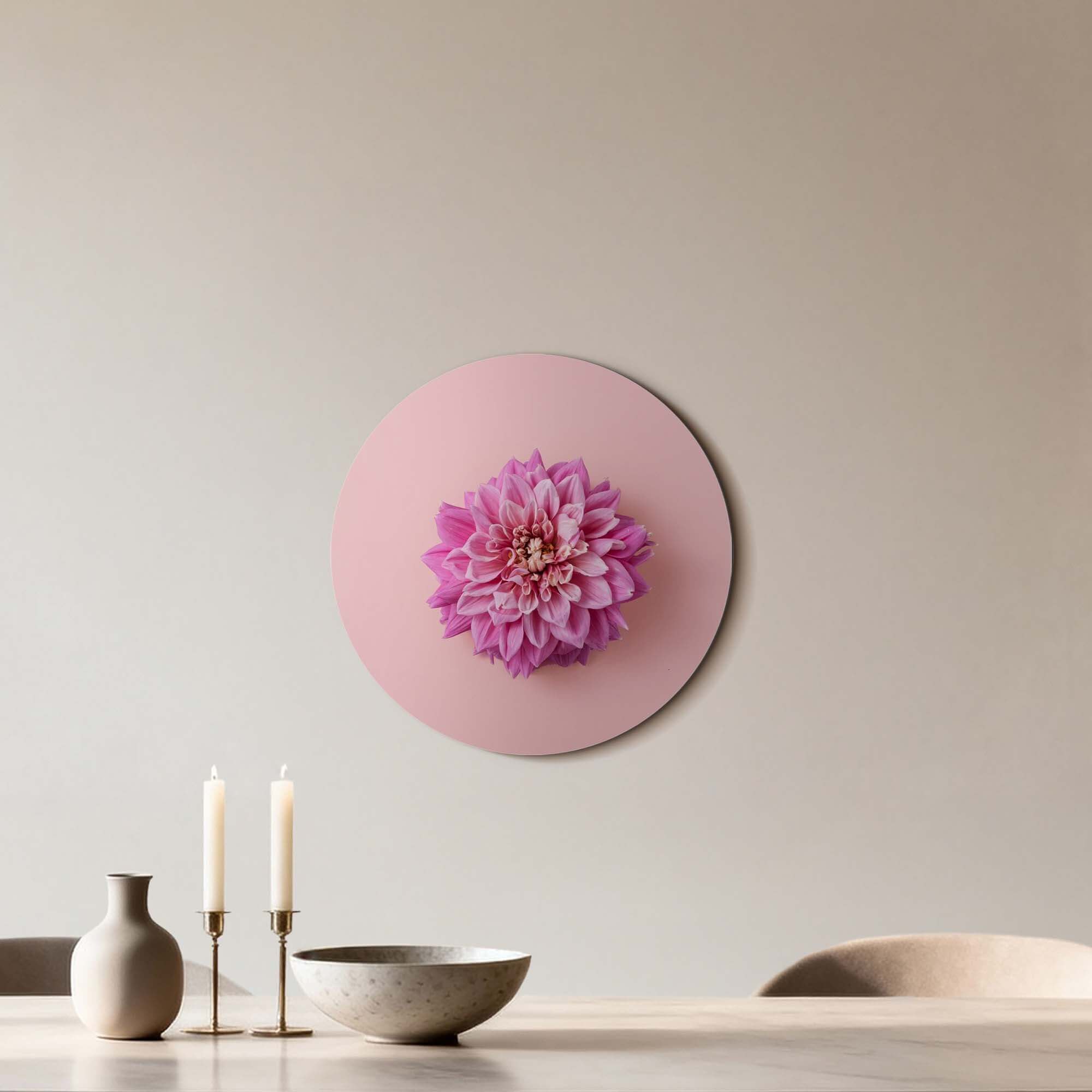 Soft Dahlia - Wandkreis mit einer verträumten rosa Dahlie auf pastellfarbenem Hintergrund, perfekt für Wandkreise.
