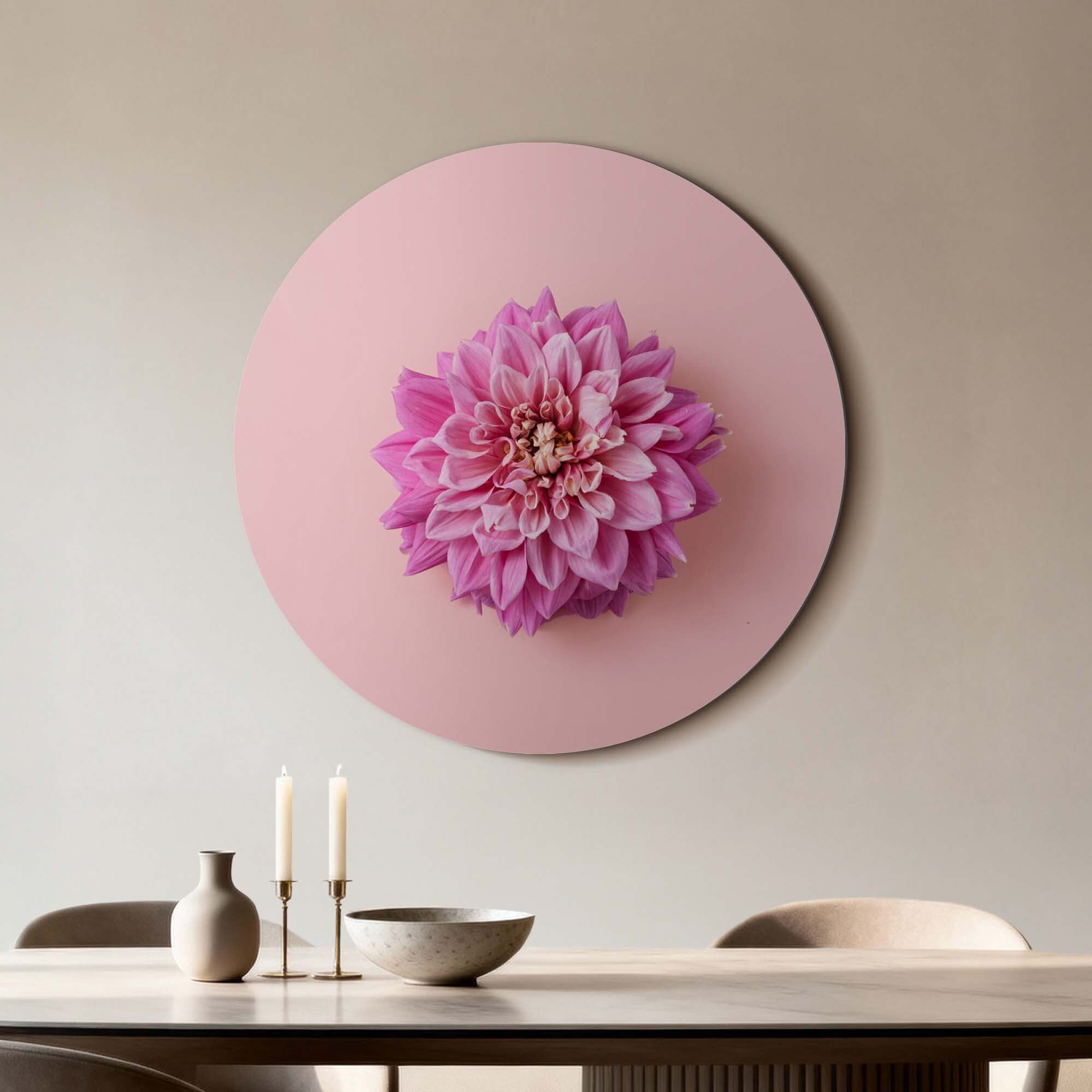 Soft Dahlia - Wandkreis mit einer verträumten rosa Dahlie auf einem pastellfarbenen Hintergrund.