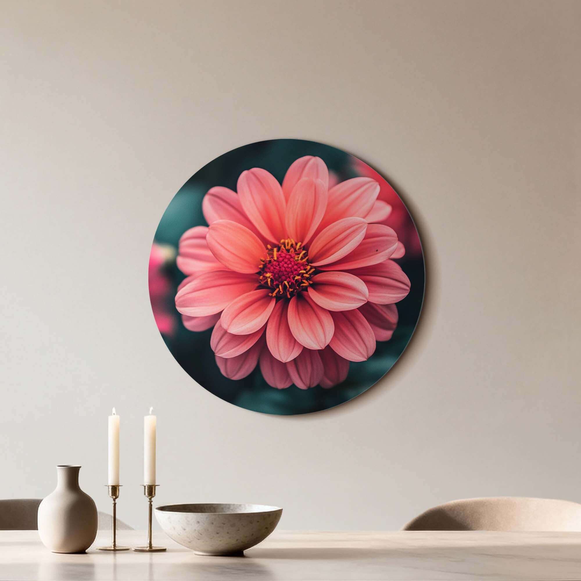 Sunset Dahlia – Muurcirkel met warme zalmroze dahlia op groene achtergrond, perfect voor wanddecoratie.