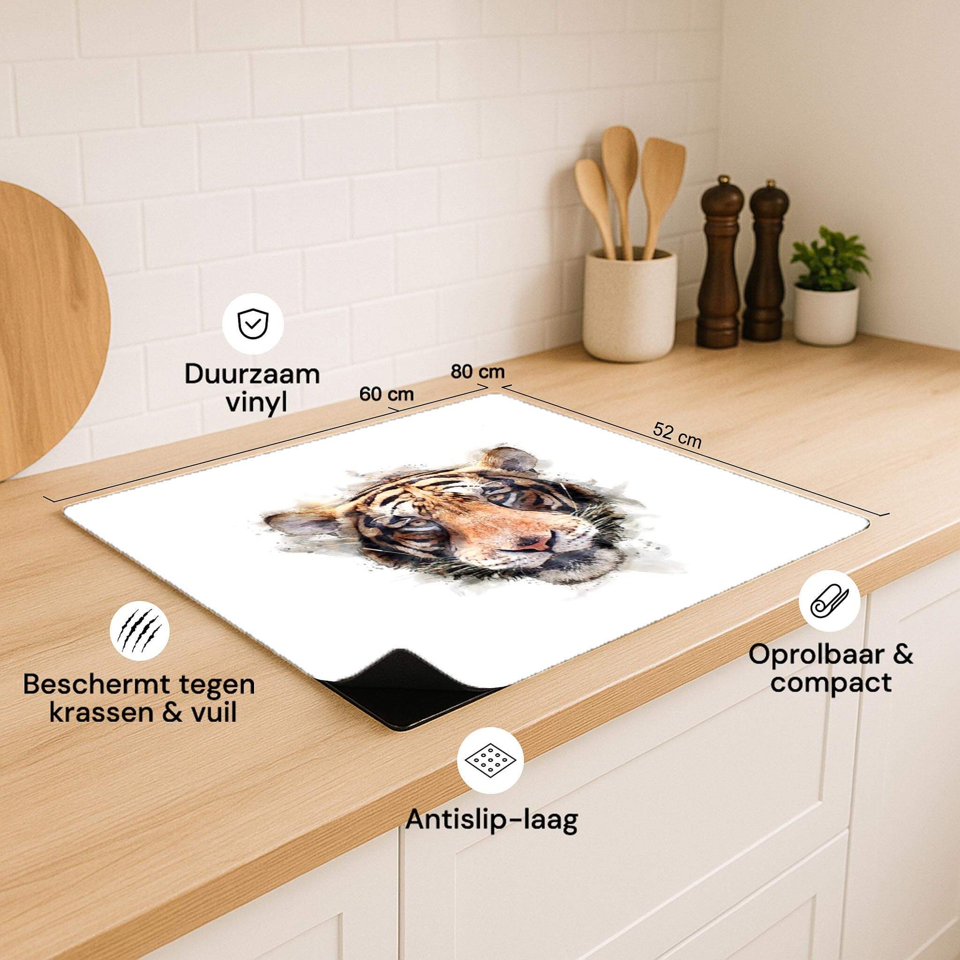 Inductie beschermer met tijger design, afmetingen en voordelen weergegeven in moderne keuken