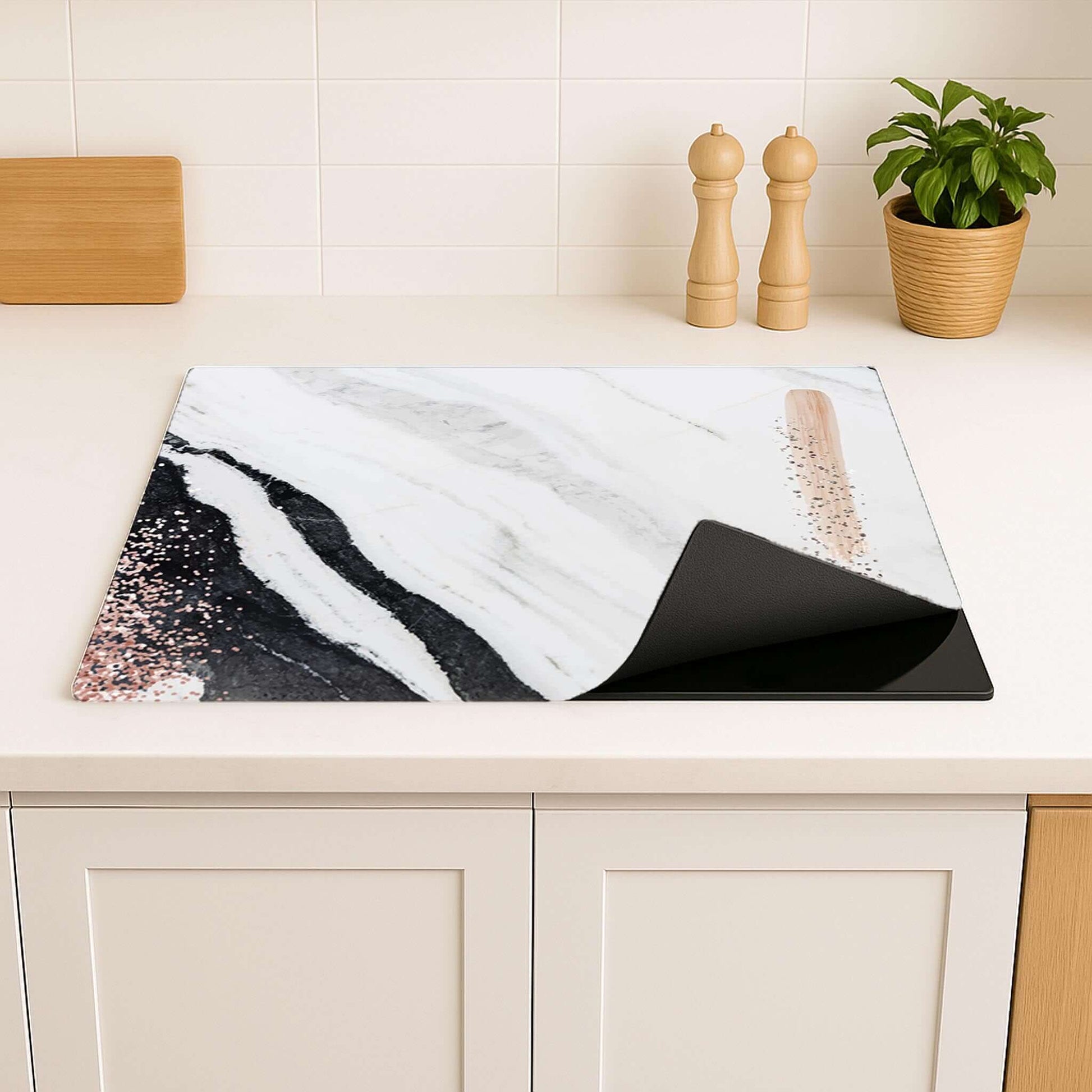 Inductie beschermer Marble Blush op wit keukenblad, toont marmerprint en blush accenten
