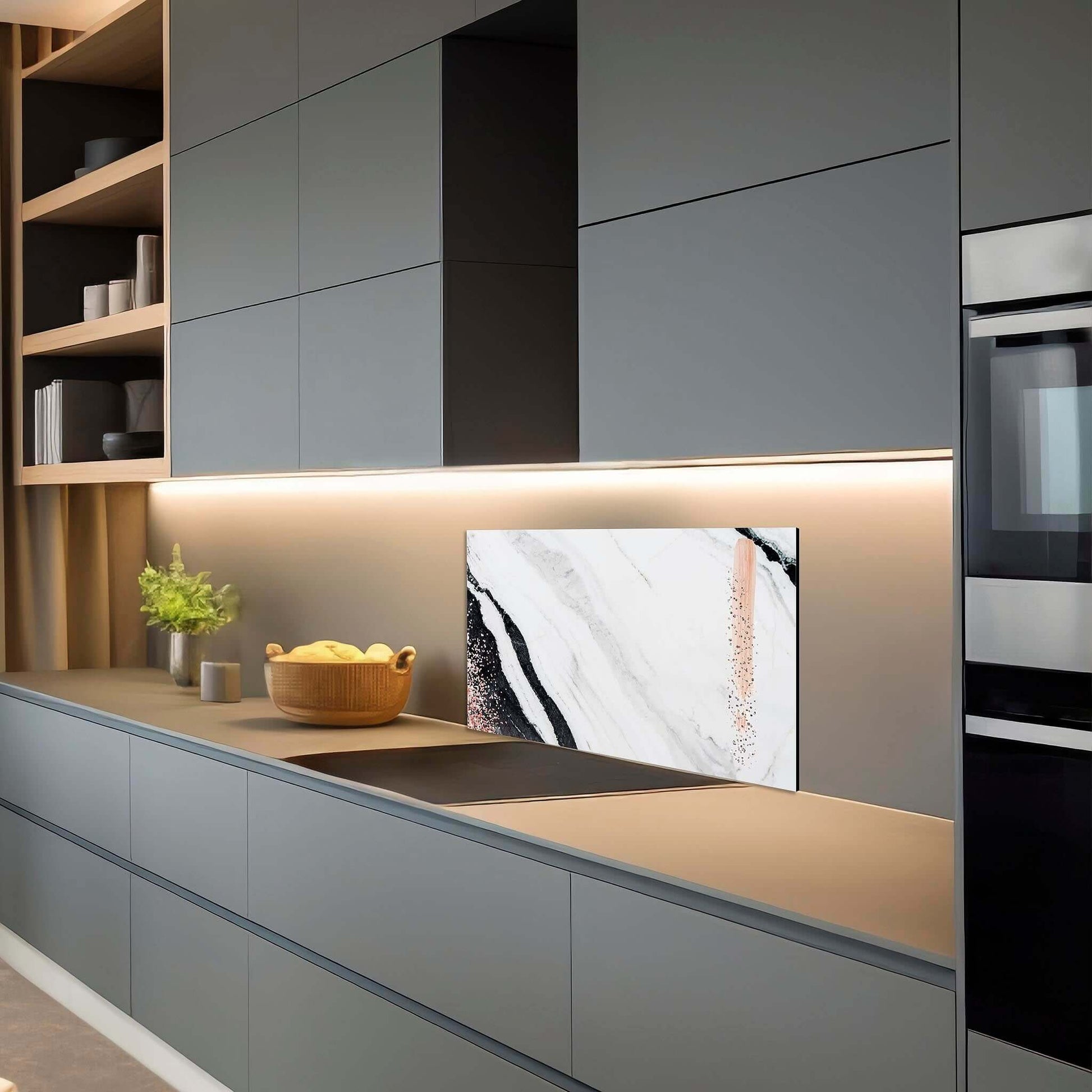 Marble Blush spatscherm gemonteerd in luxe grijze keuken met marmerlook