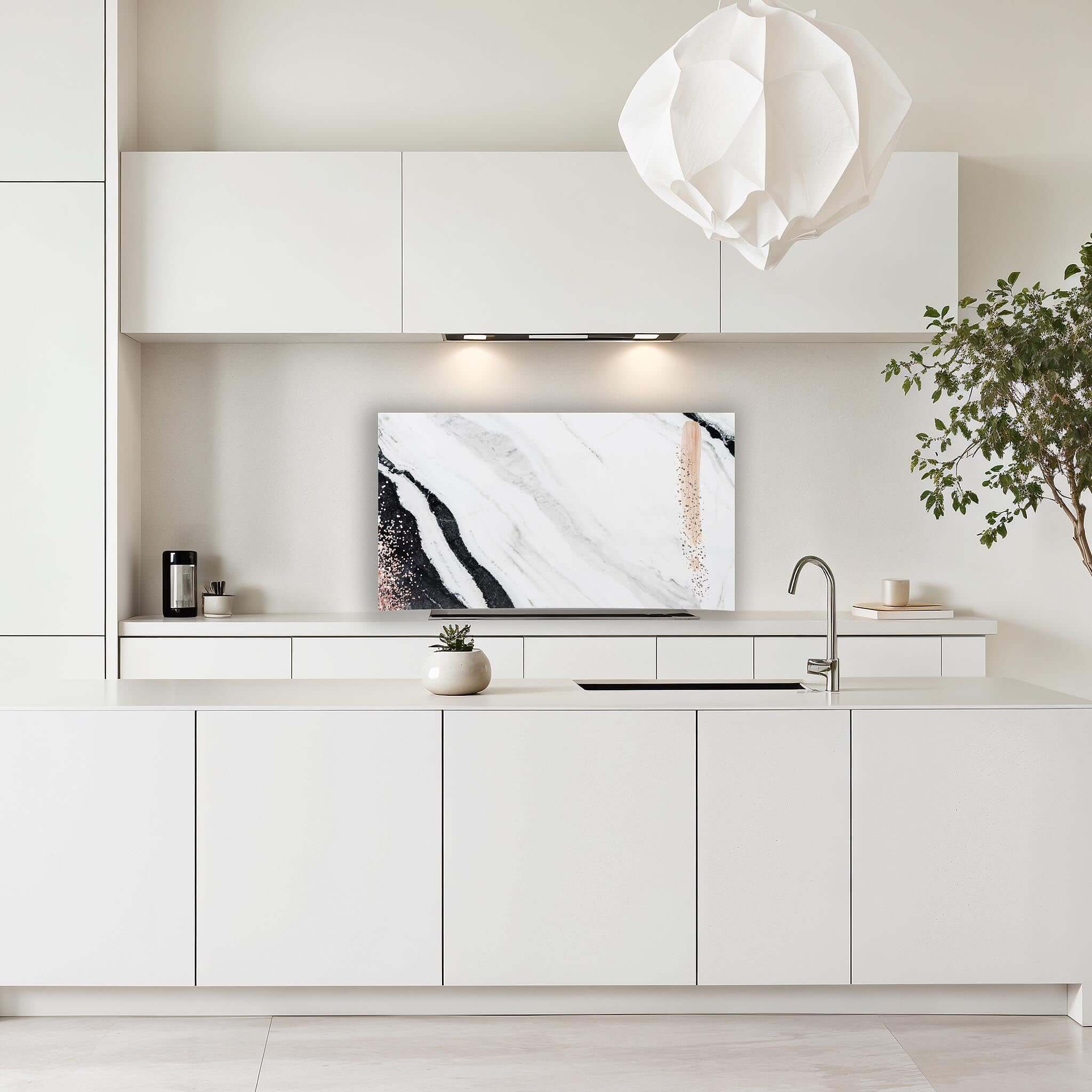 Marble Blush spatscherm gemonteerd in moderne witte keuken