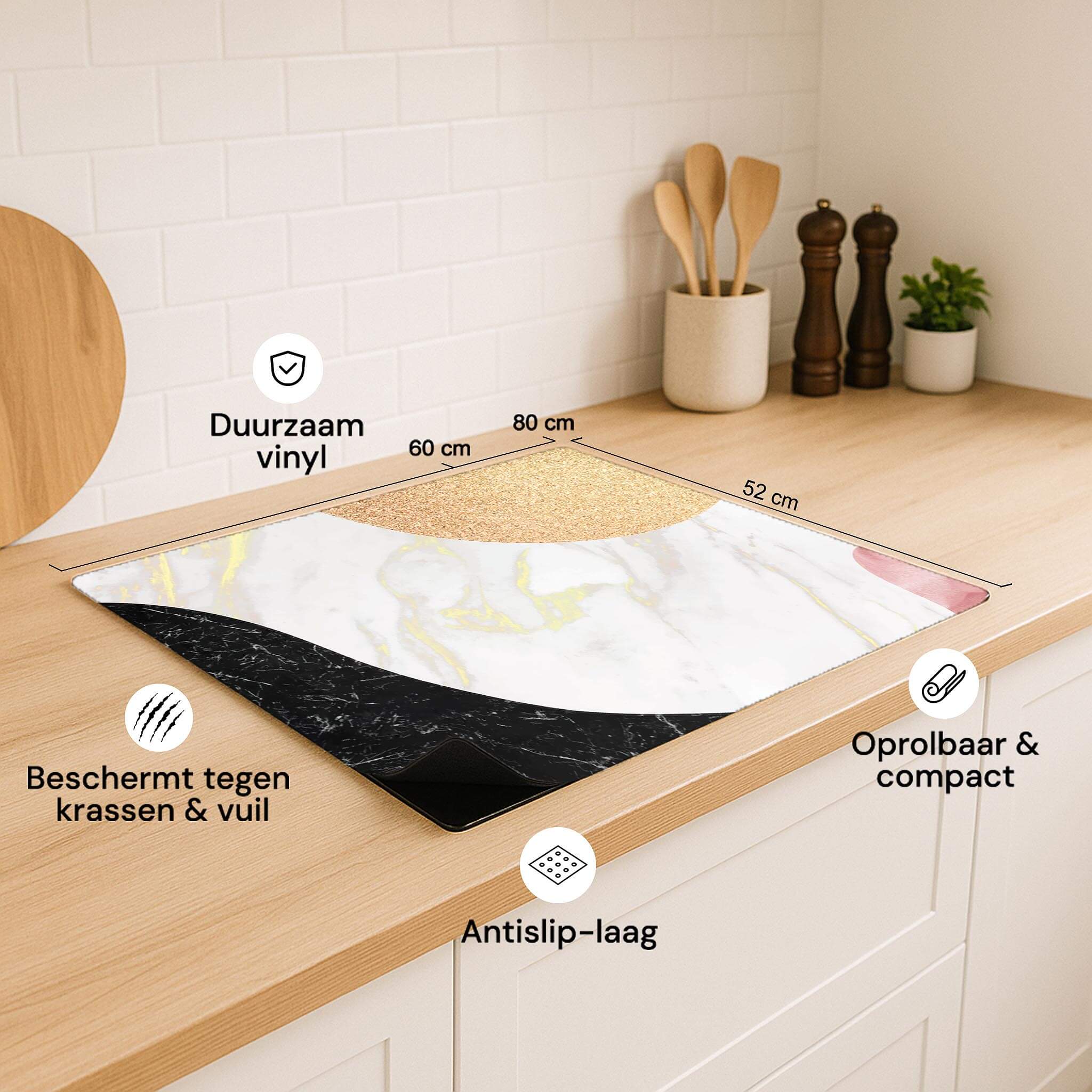 Marble Chic inductie beschermer 60x49cm/80x52cm met maten en pictogrammen van de voordelen (antislip, vinyl, oprolbaar).