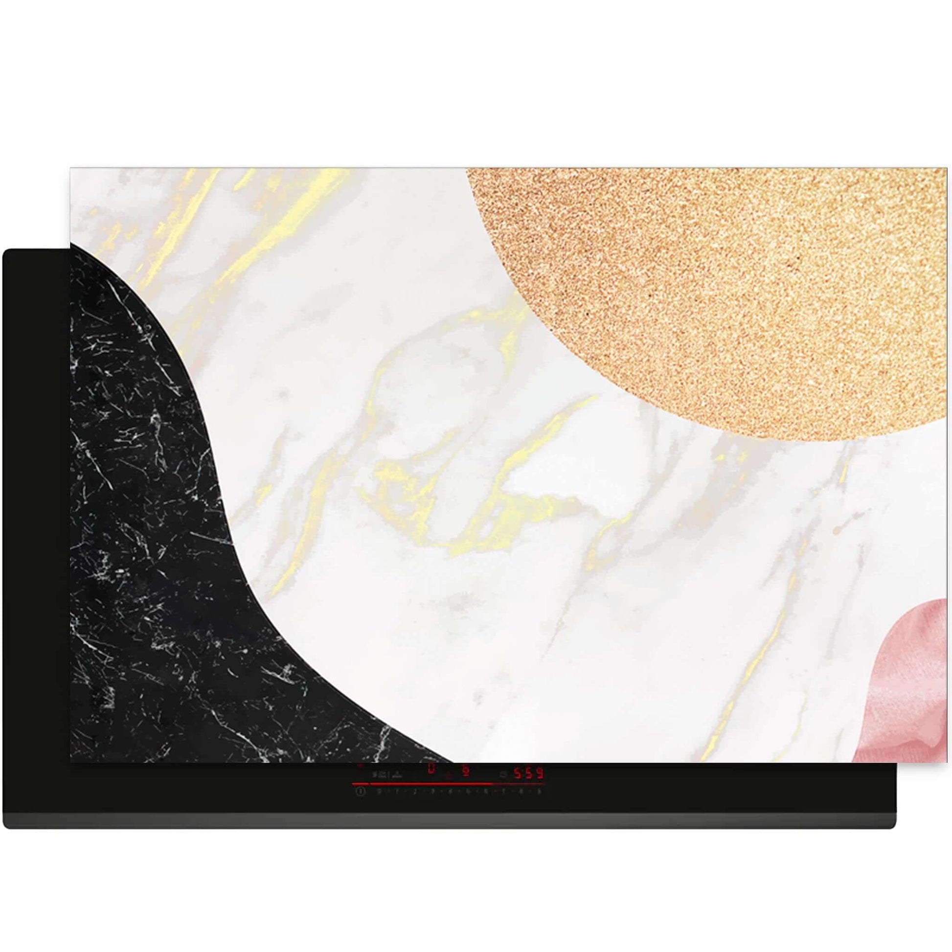 Bovenaanzicht van Marble Chic inductie beschermer met wit en zwart marmer, gouden en roze accenten.