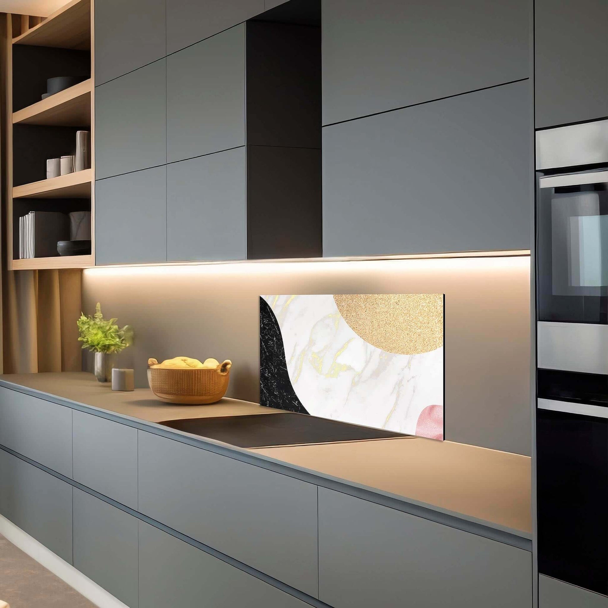 Stijlvol Marble Chic spatscherm met marmerlook in donkere keuken