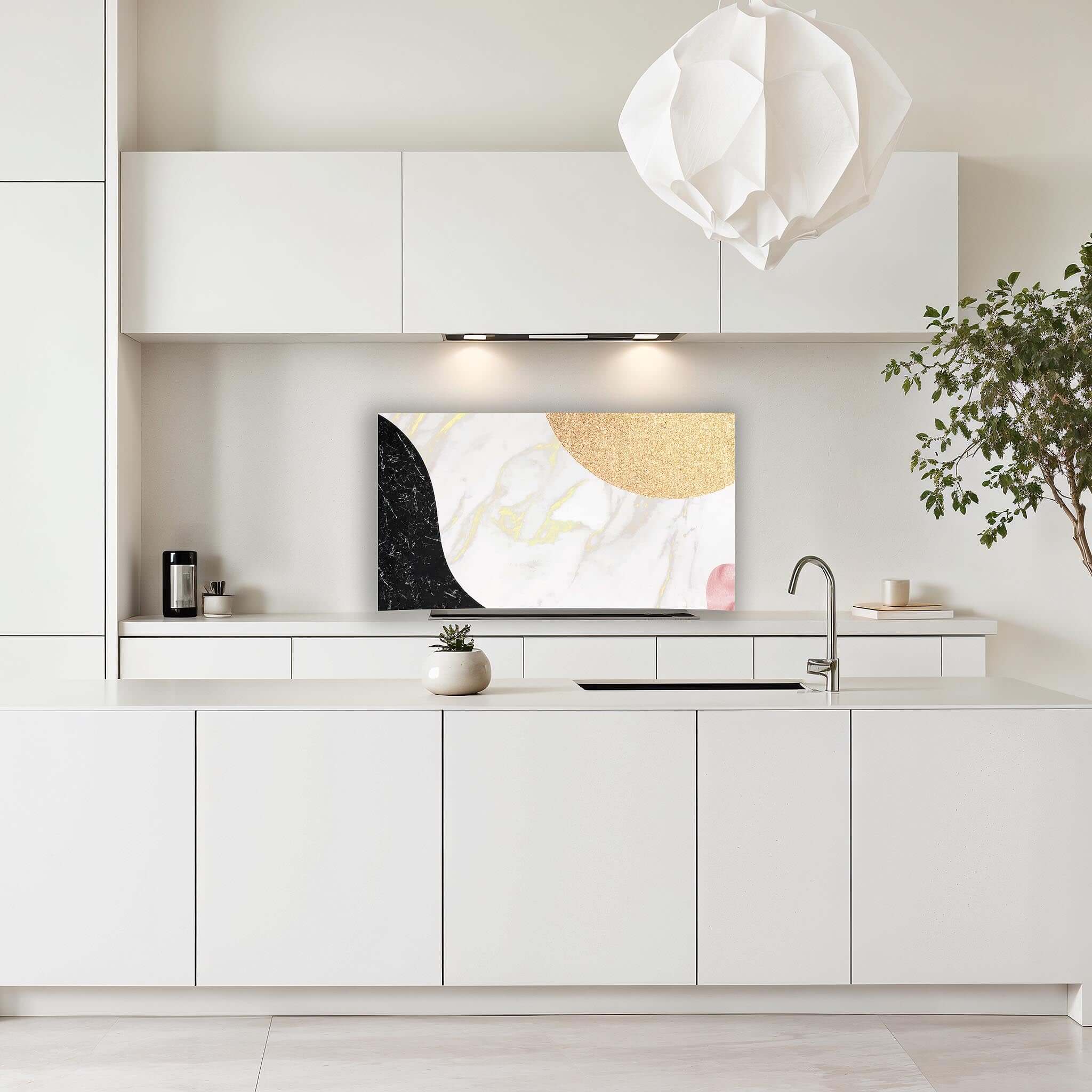 Marmer spatscherm met goud en zwart in moderne witte keuken