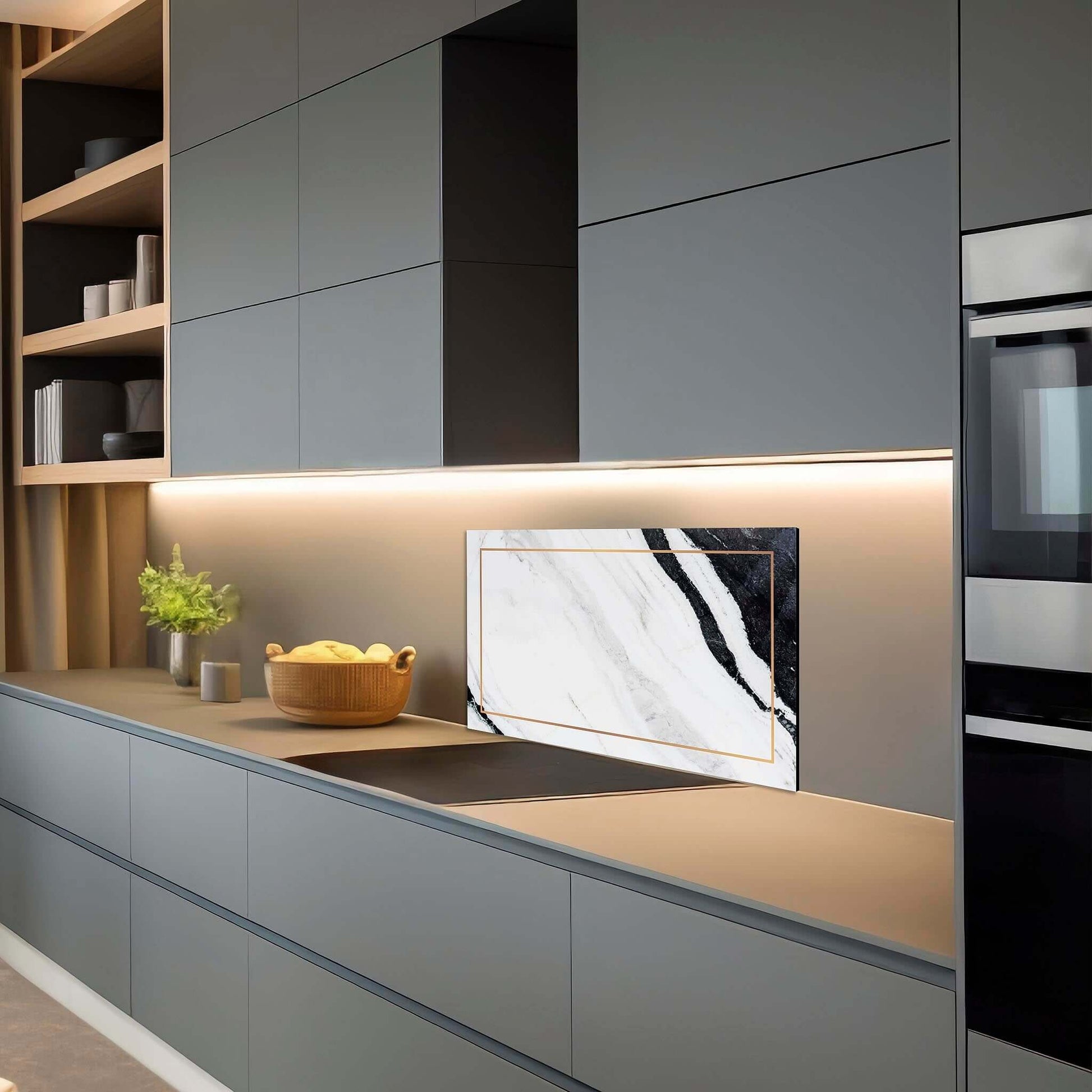 Modern spatscherm Marble Modern met marmerdesign en gouden lijn in donkere keuken