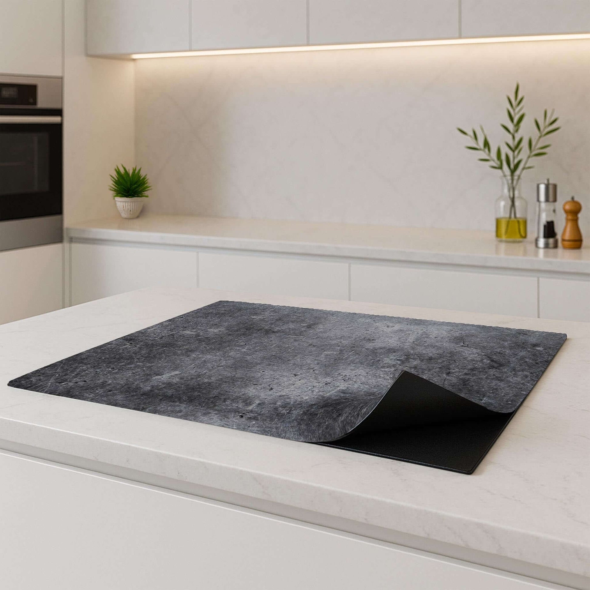 Midnight Concrete inductiebeschermer op aanrecht