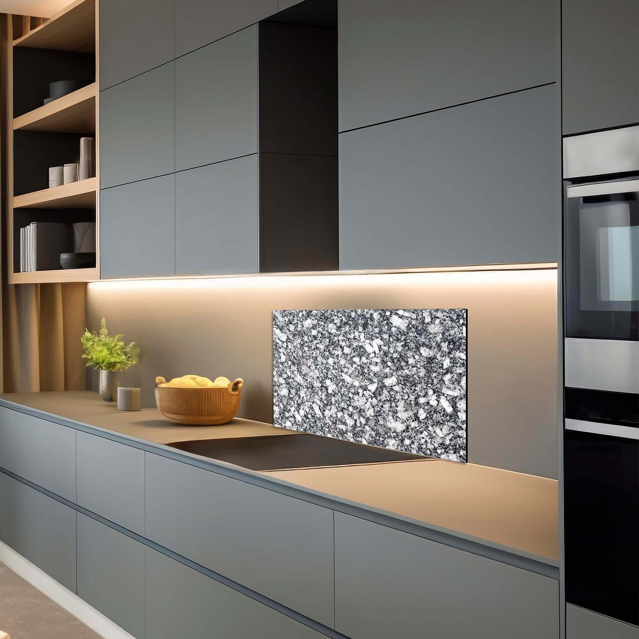 Donkere keuken met Aluminium Dibond spatwand in Midnight Granite granietdesign – krasvast en hittebestendig