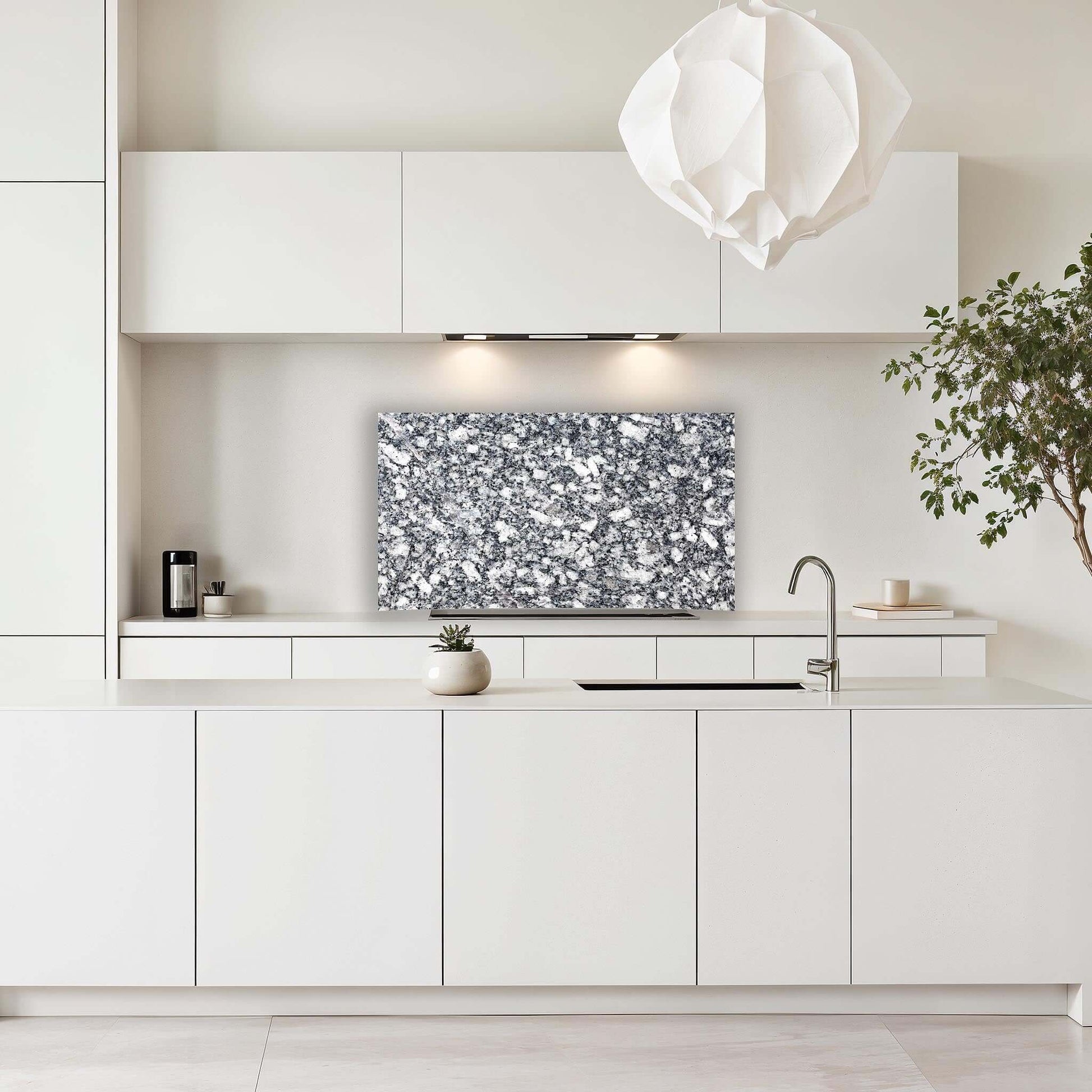 Witte designkeuken met Midnight Granite spatwand in blauwgrijze granietlook van Aluminium Dibond