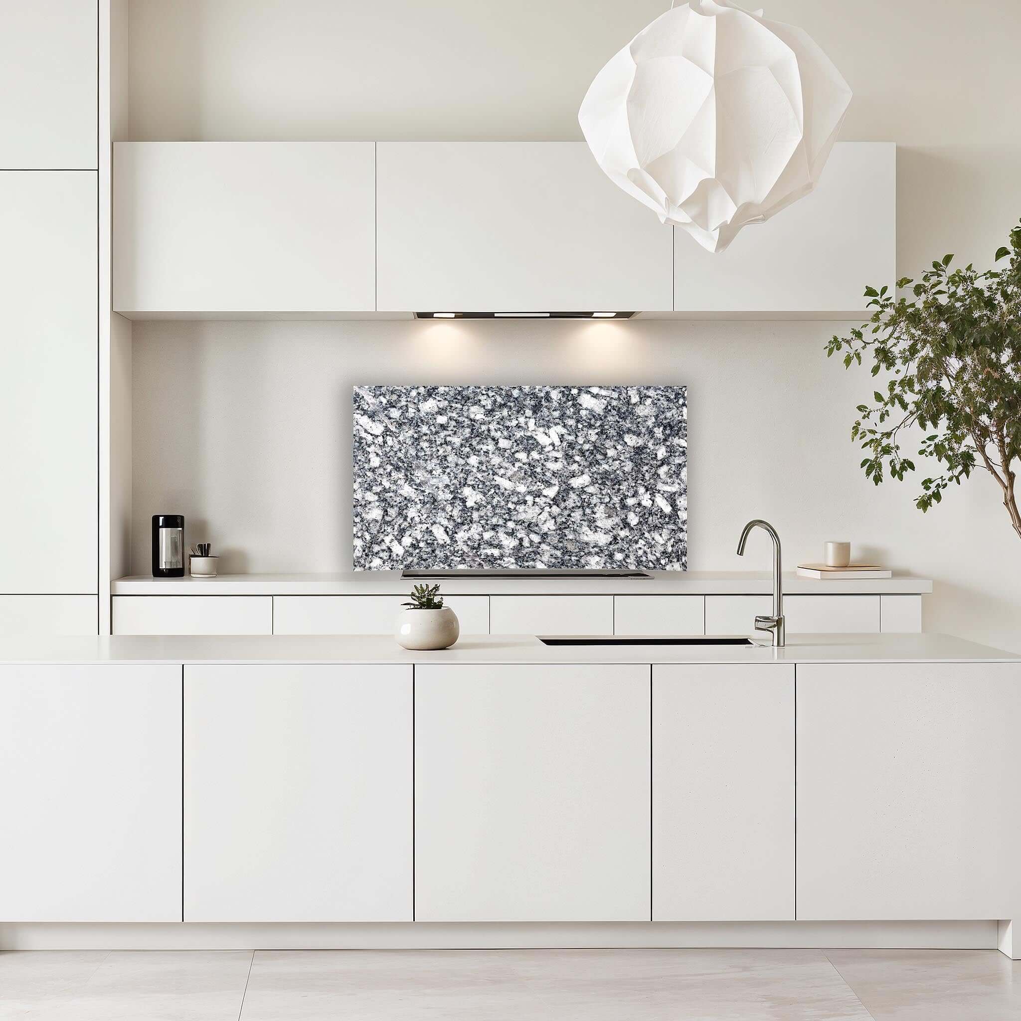 Witte designkeuken met Midnight Granite spatwand in blauwgrijze granietlook van Aluminium Dibond