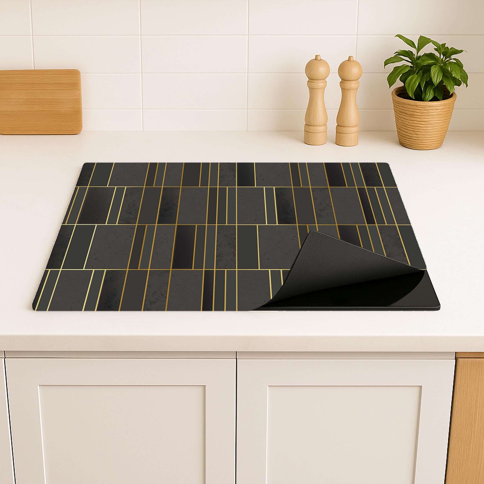 Detail van de stijlvolle inductie beschermer Midnight Grid in elegante keuken
