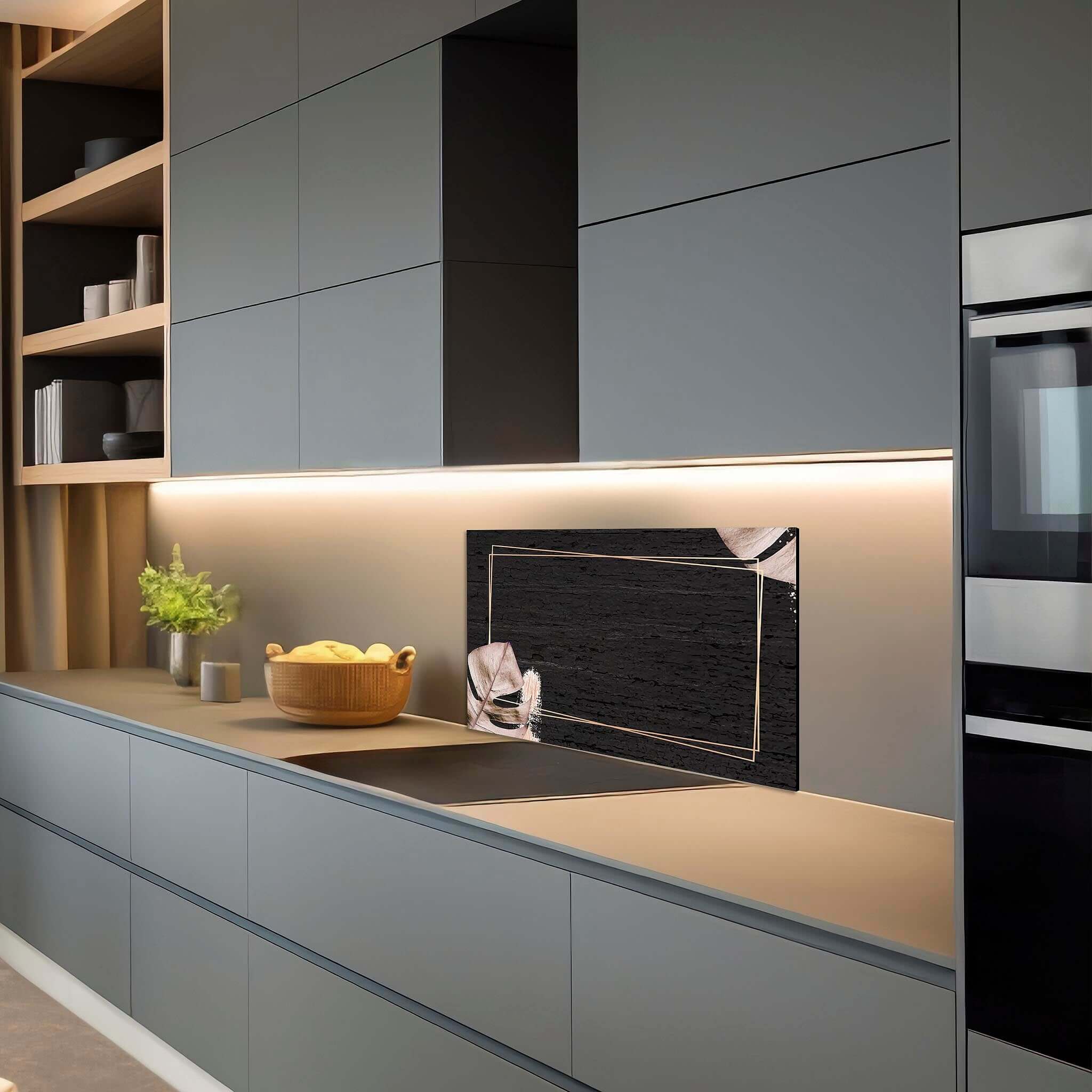 Stijlvol Midnight Leaves spatscherm met gouden accenten in een strakke, donkere keuken.