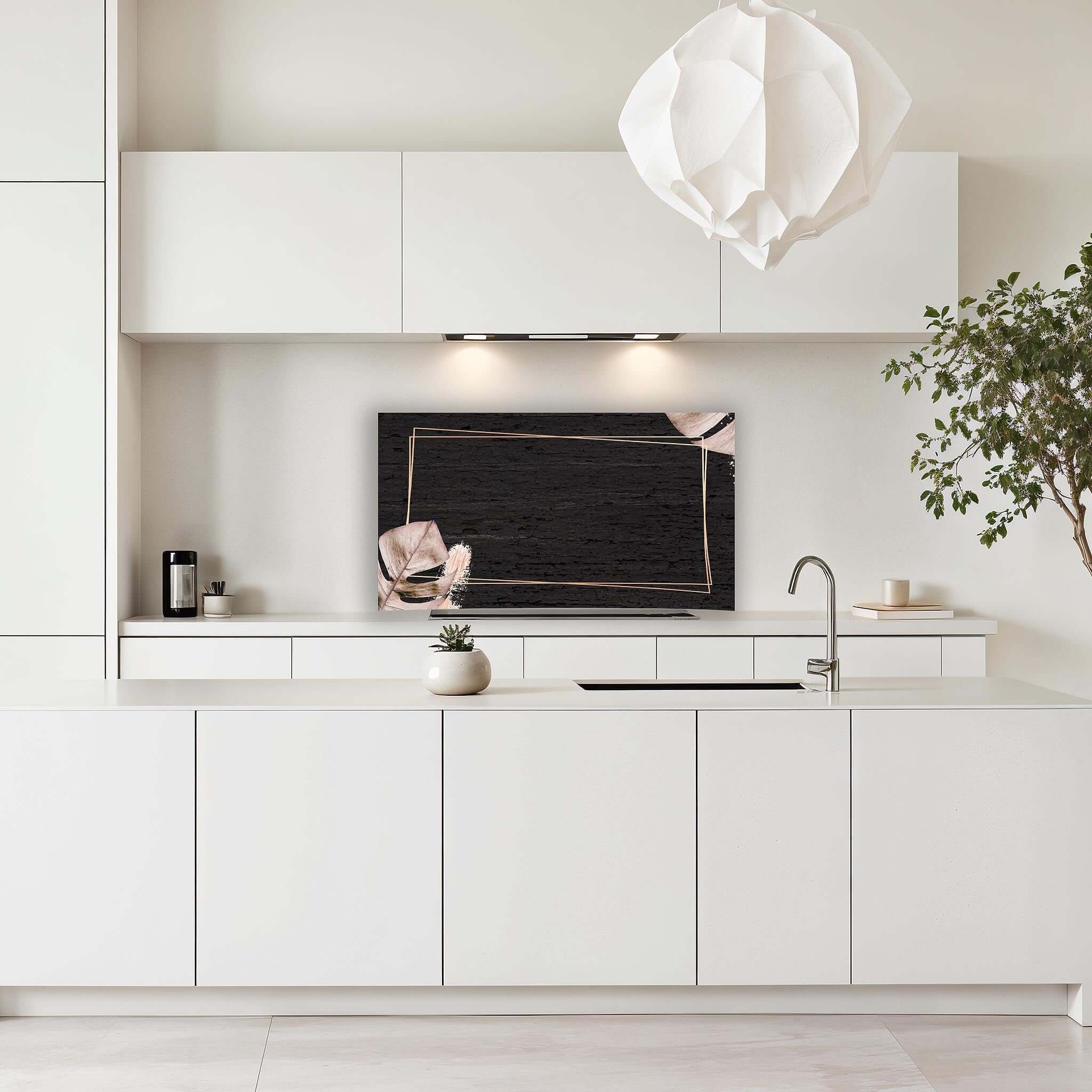 Luxe zwart spatscherm Midnight Leaves met gouden details in een moderne witte keuken.