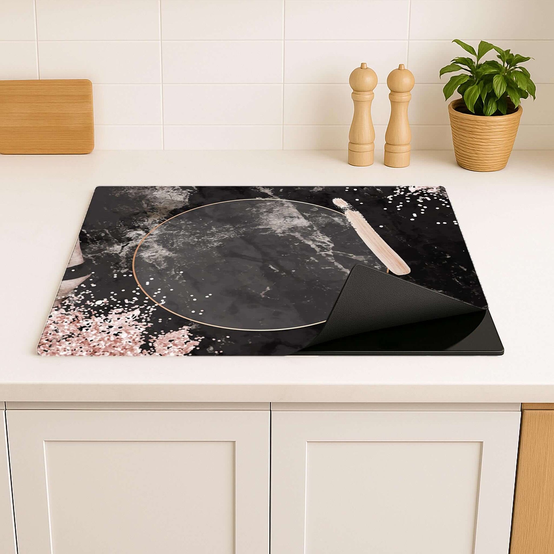 Sfeervolle keuken met inductie beschermer Midnight Rose, zwart marmer design