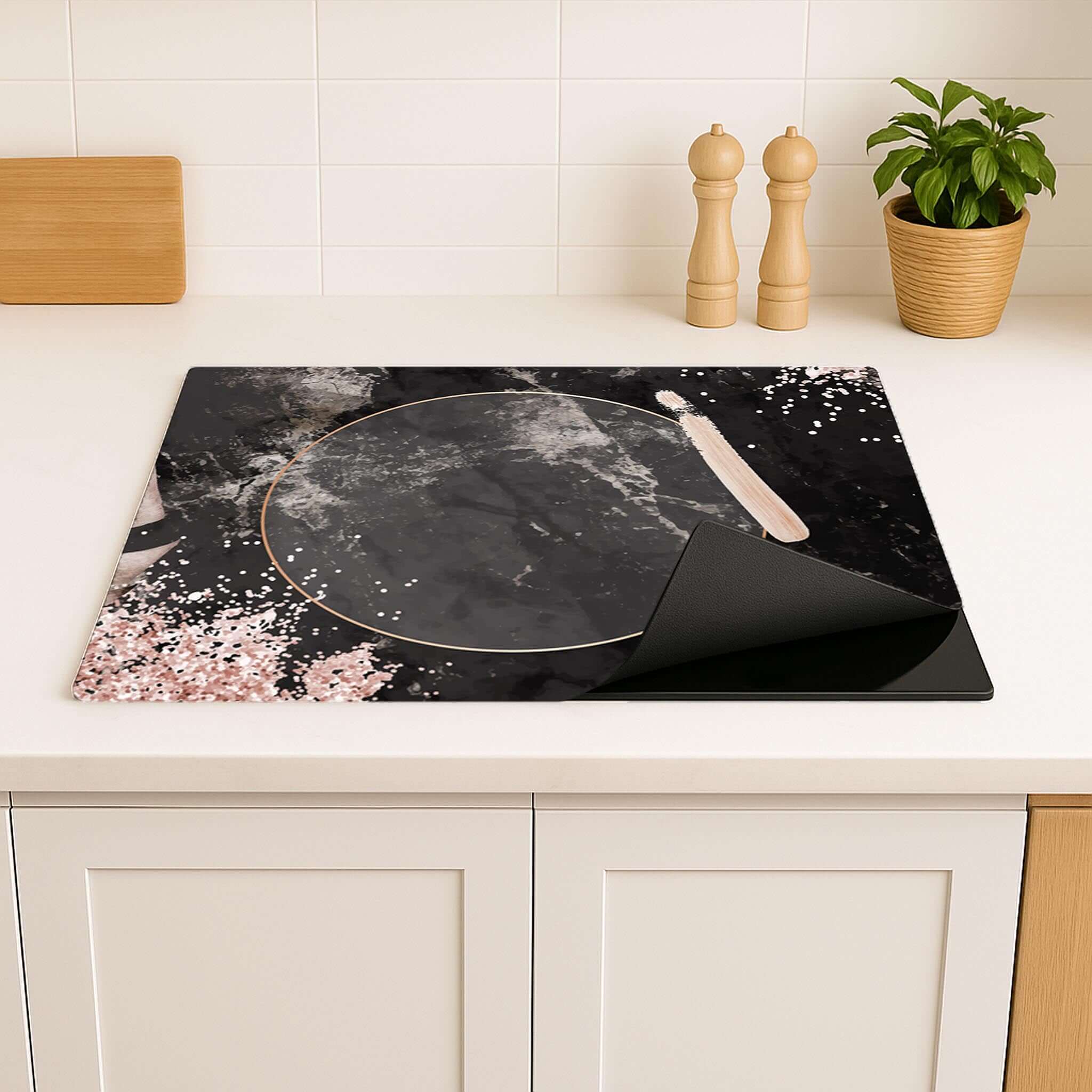 Sfeervolle keuken met inductie beschermer Midnight Rose, zwart marmer design