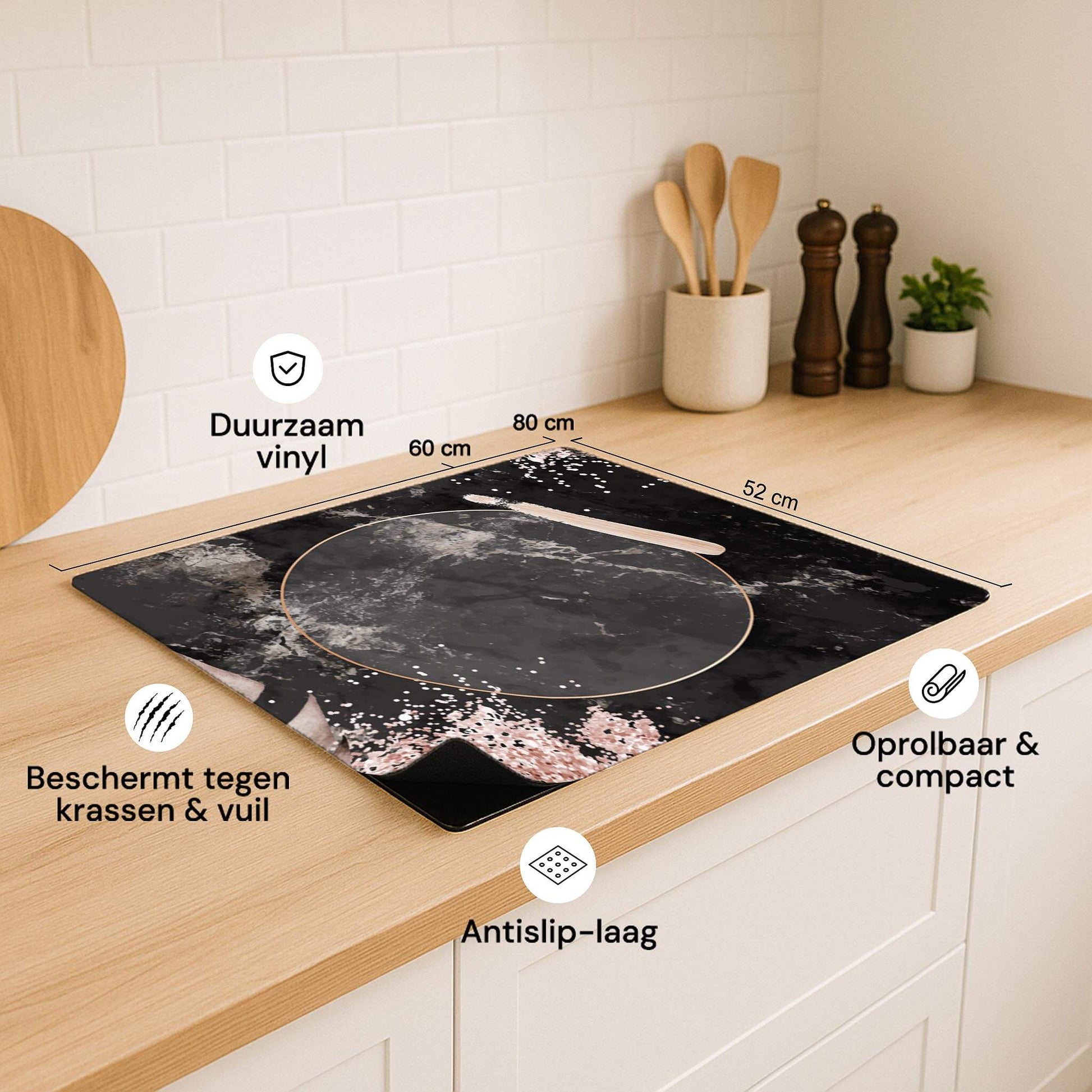 Productfoto van inductie beschermer met afmetingen en iconen, zwart marmer met roségoud