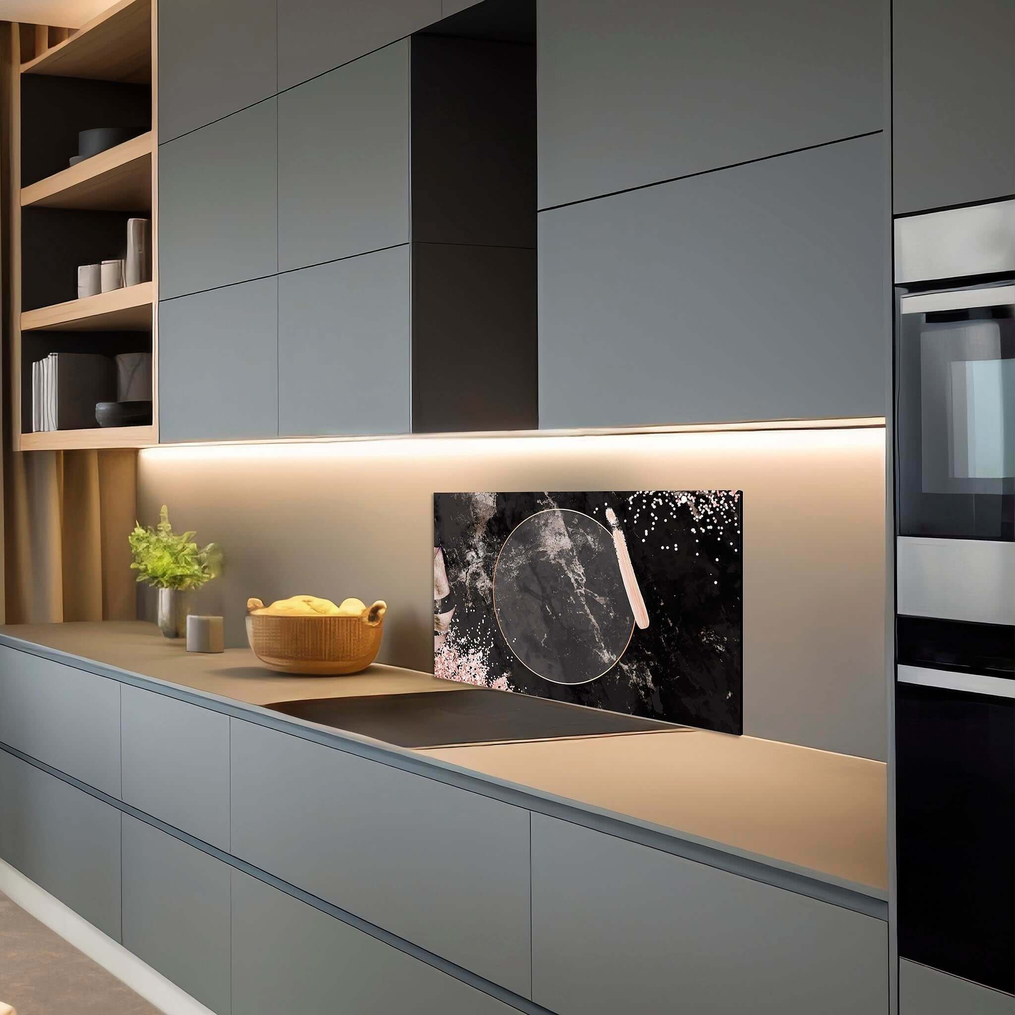 Stijlvol spatscherm Midnight Rose met zwart marmer en roségouden details in een moderne donkere keuken