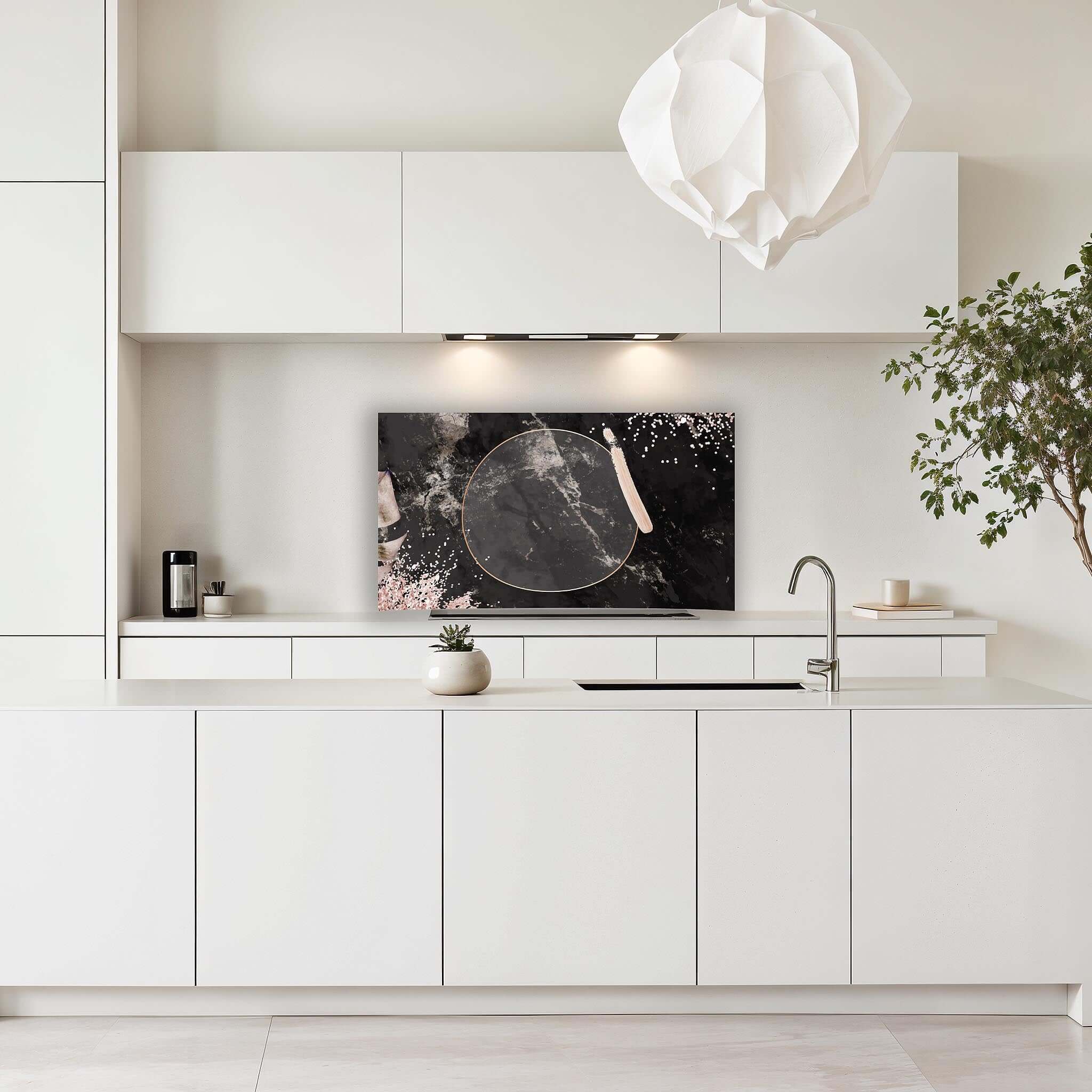 Luxe zwart marmeren spatscherm Midnight Rose gemonteerd in een moderne witte keuken