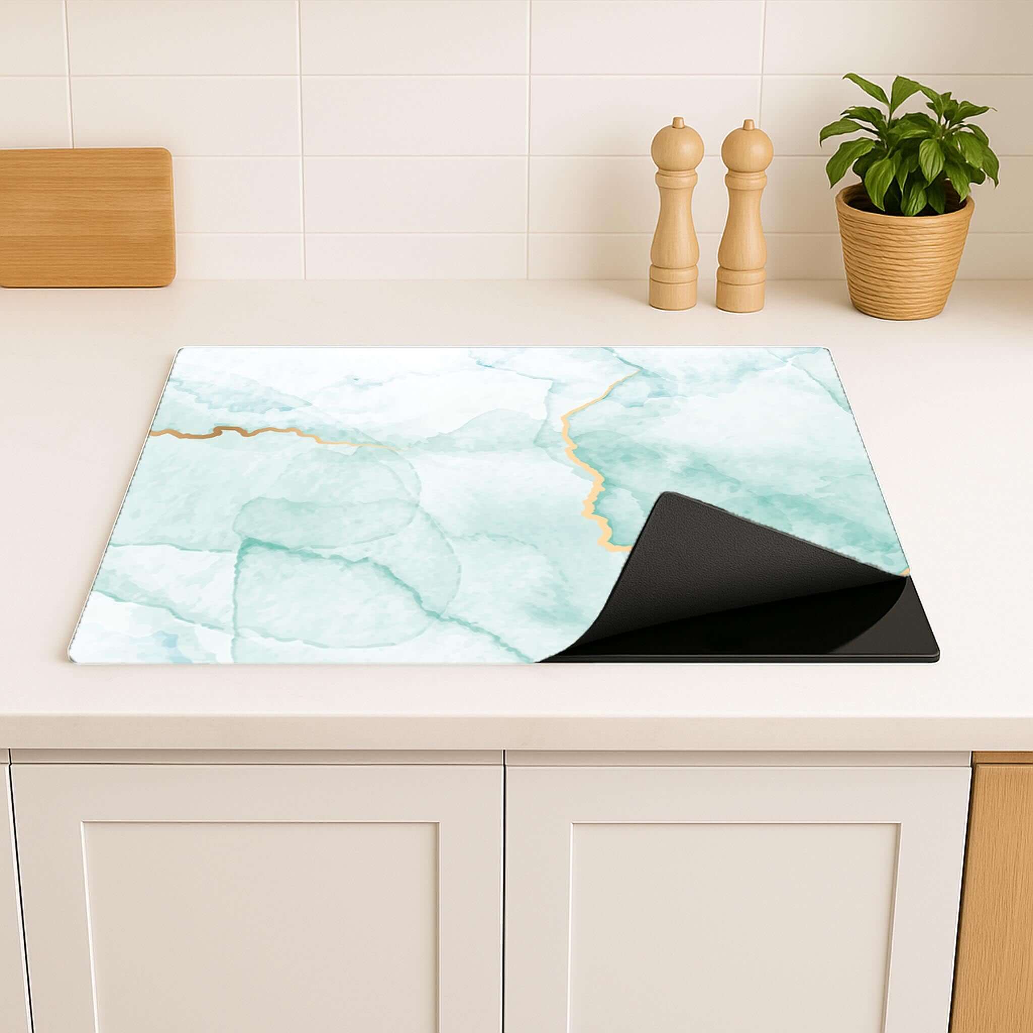 Detailweergave van de Misty Jade inductie beschermer in een moderne keuken