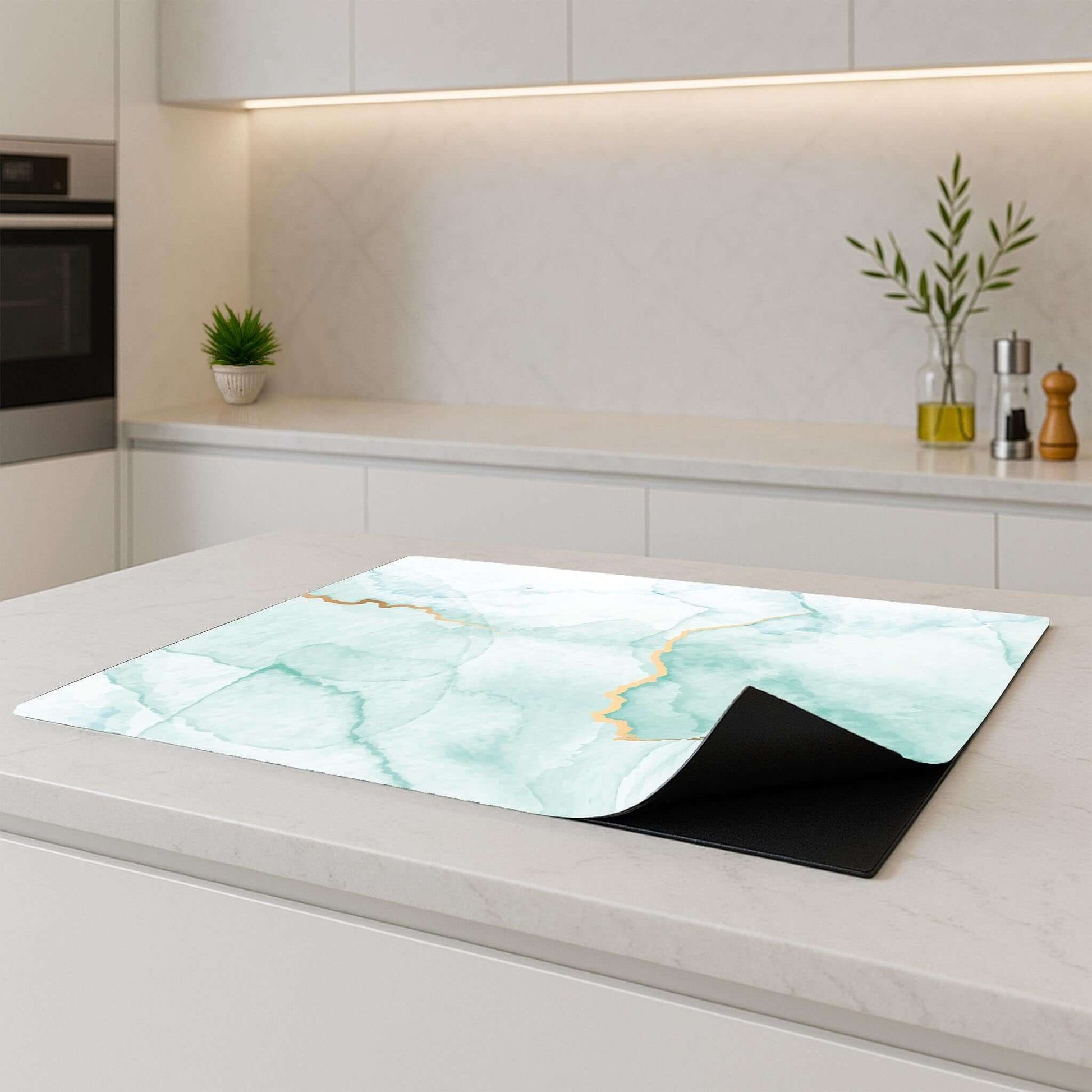 Misty Jade inductie beschermer geplaatst op een modern keukenblad, zijaanzicht