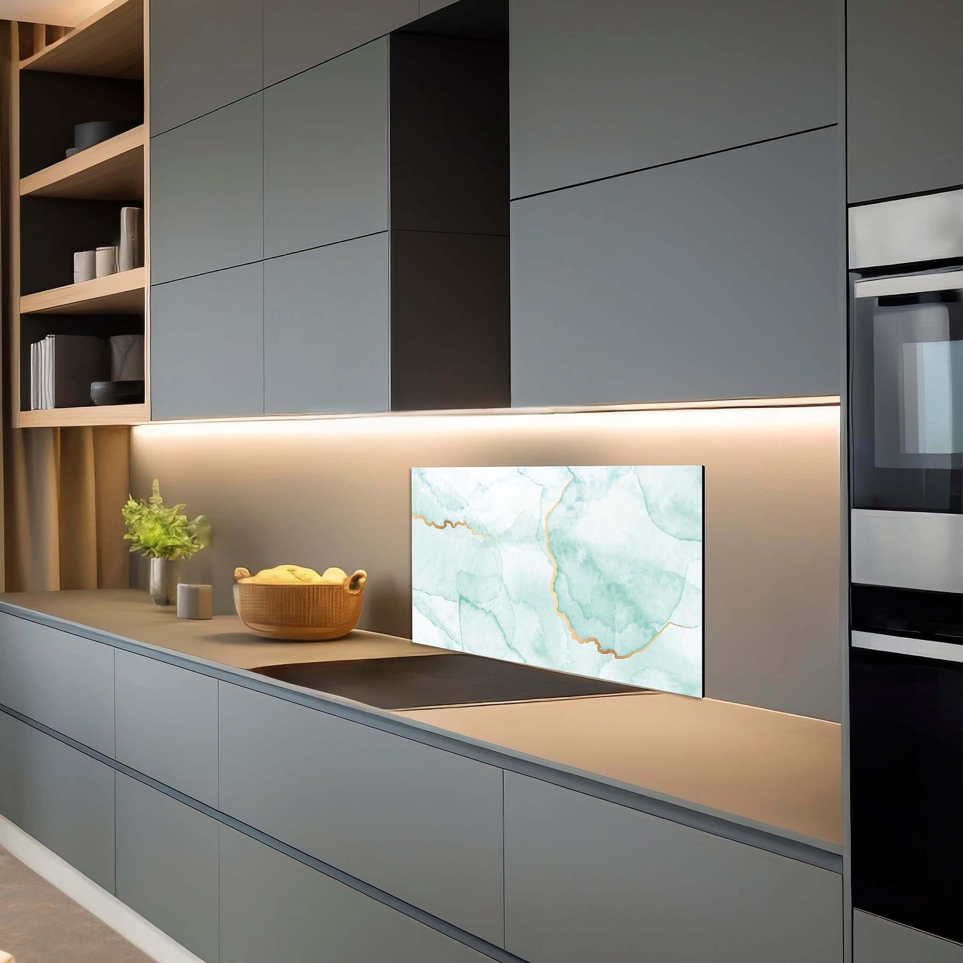 Luxe Misty Jade spatscherm met jadegroen marmer en goudkleurige details in grijze keuken