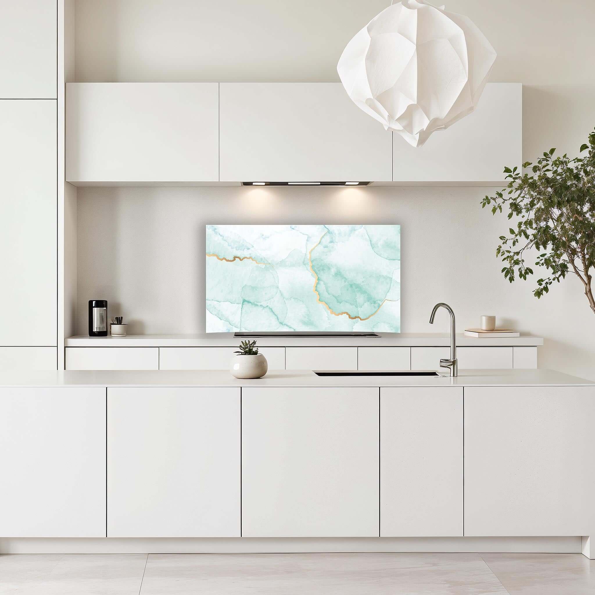 Misty Jade spatscherm met jadegroene marmerlook en goudaccenten in witte keuken