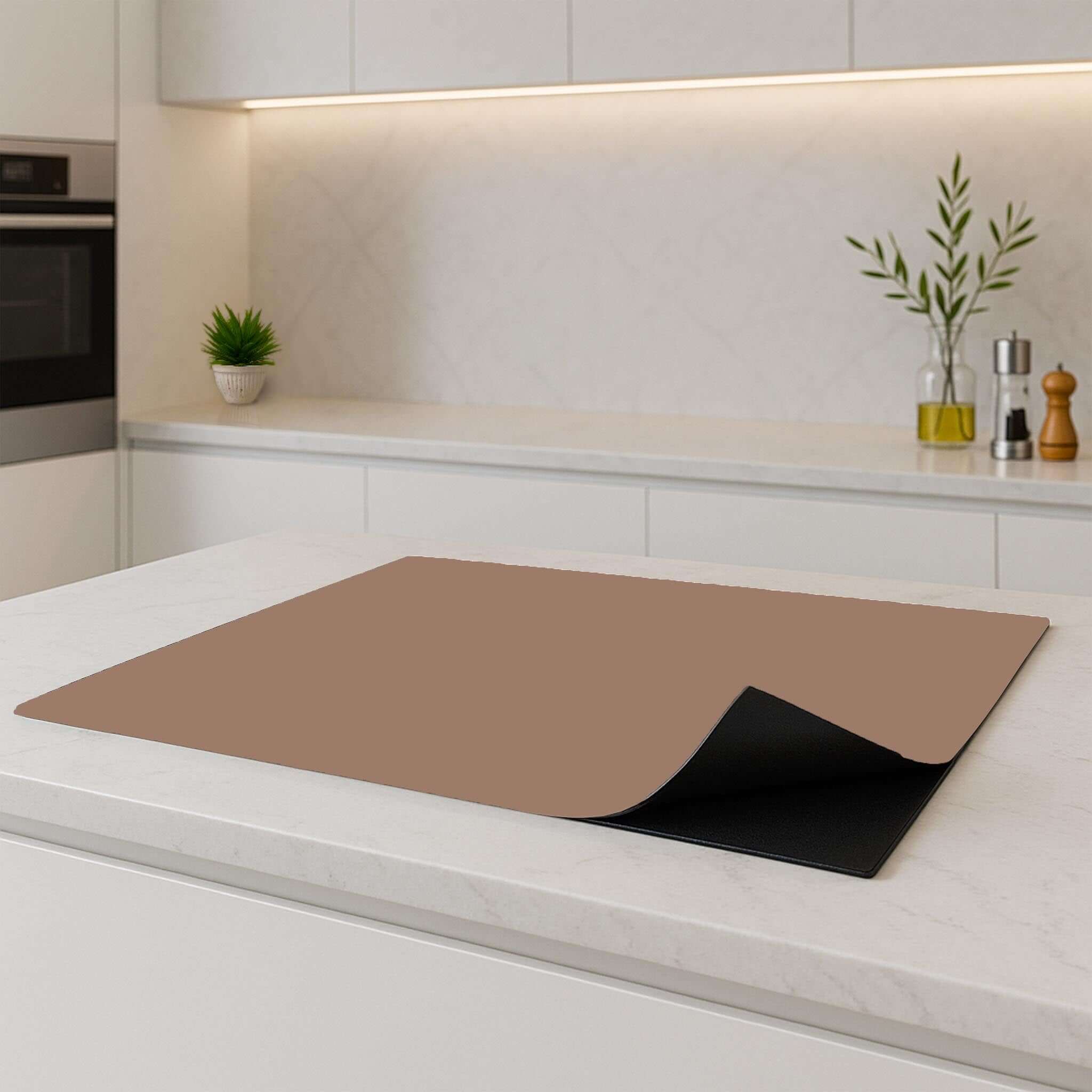 Bruine inductiebeschermer Mocha Mousse op wit keukenblad