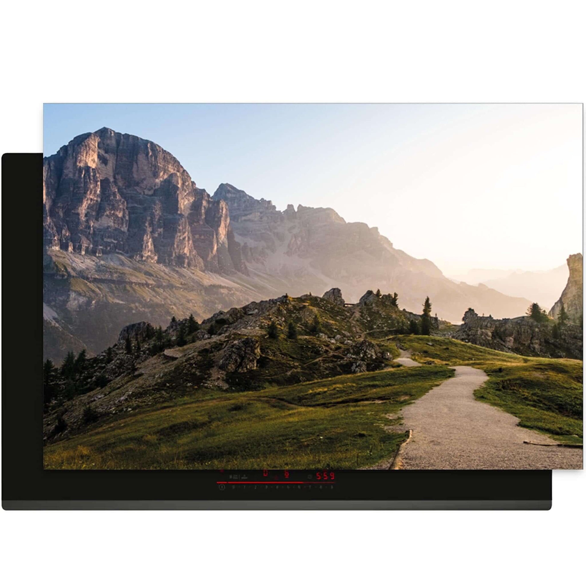 Inductie beschermer met berglandschap en ochtendzon in de keuken