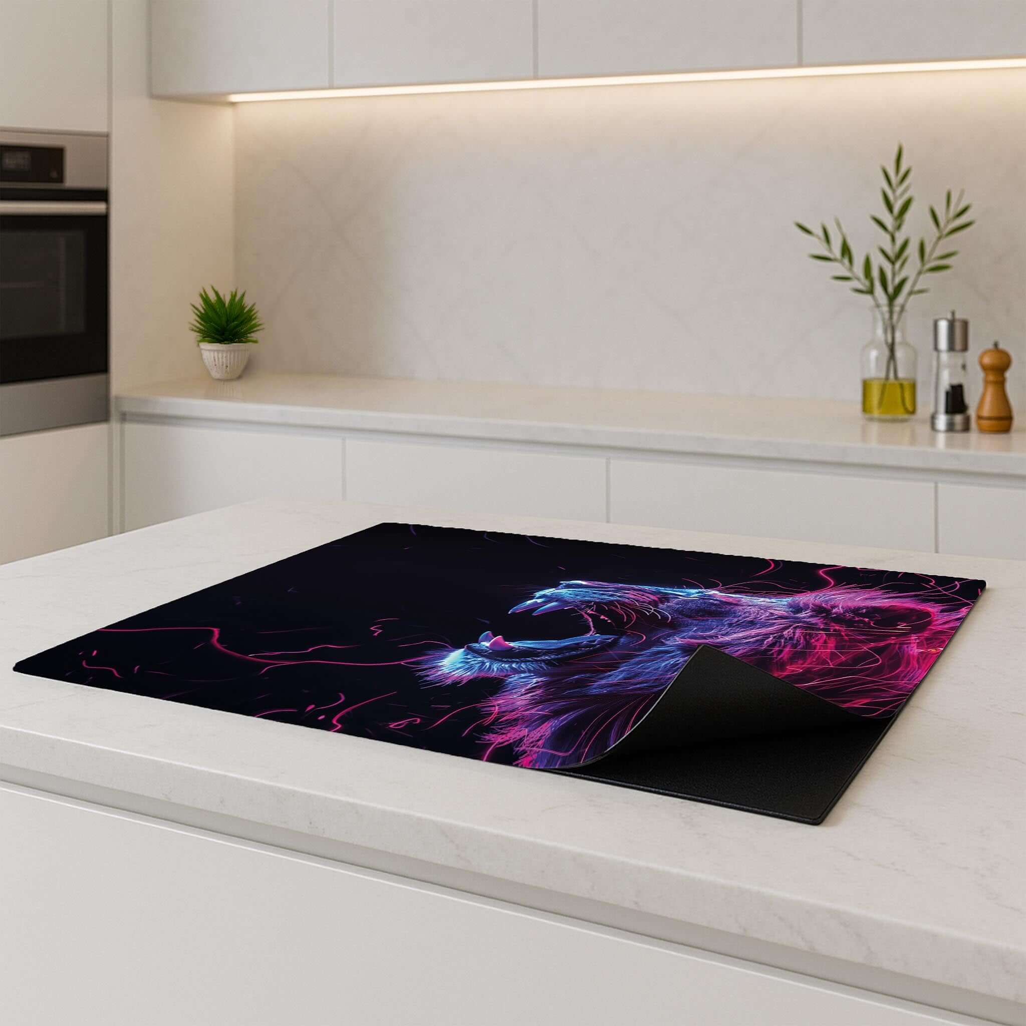 Neon Roar inductiebeschermer op inductieplaat in moderne keuken