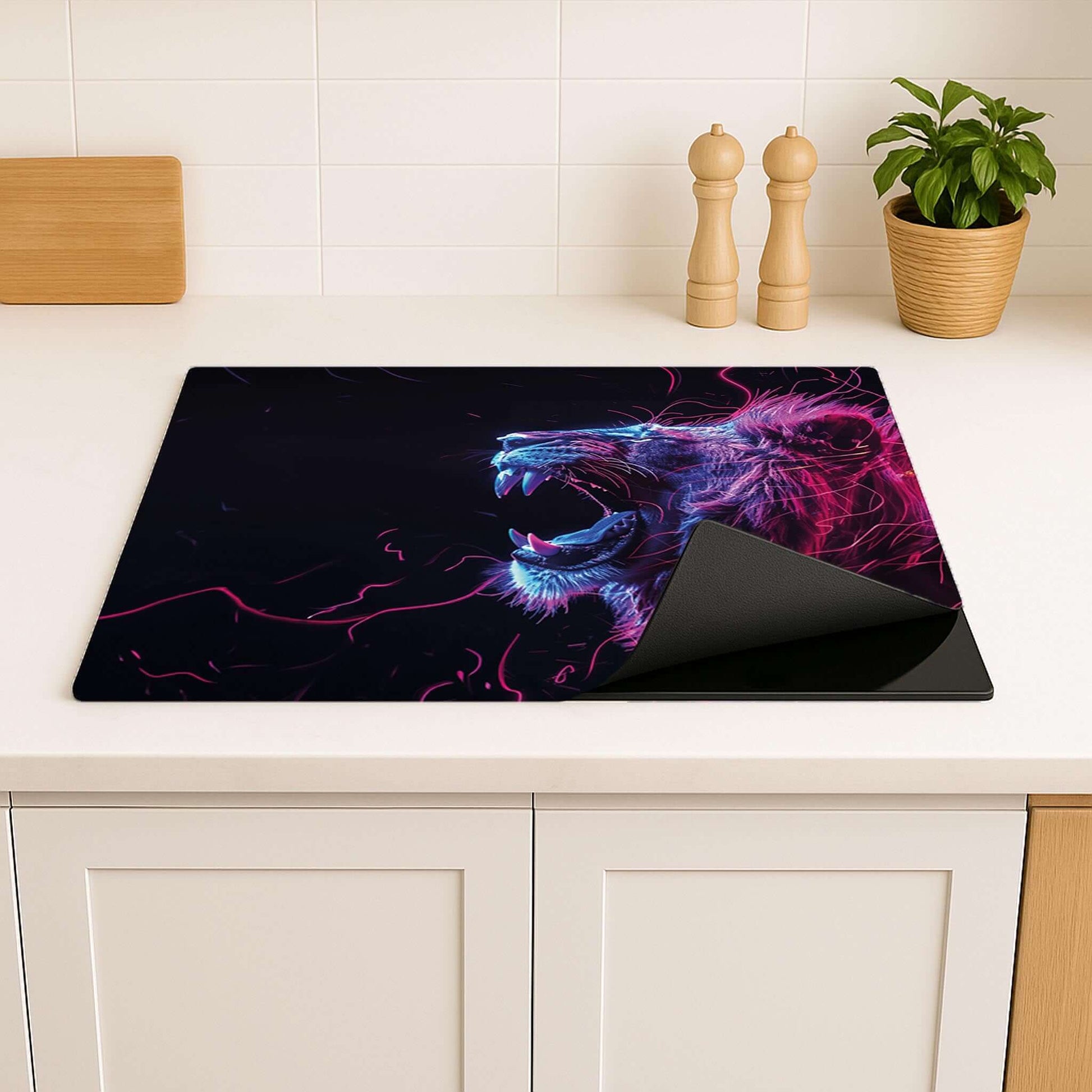 Neon Roar inductiebeschermer geplaatst op keukenblad met accessoires