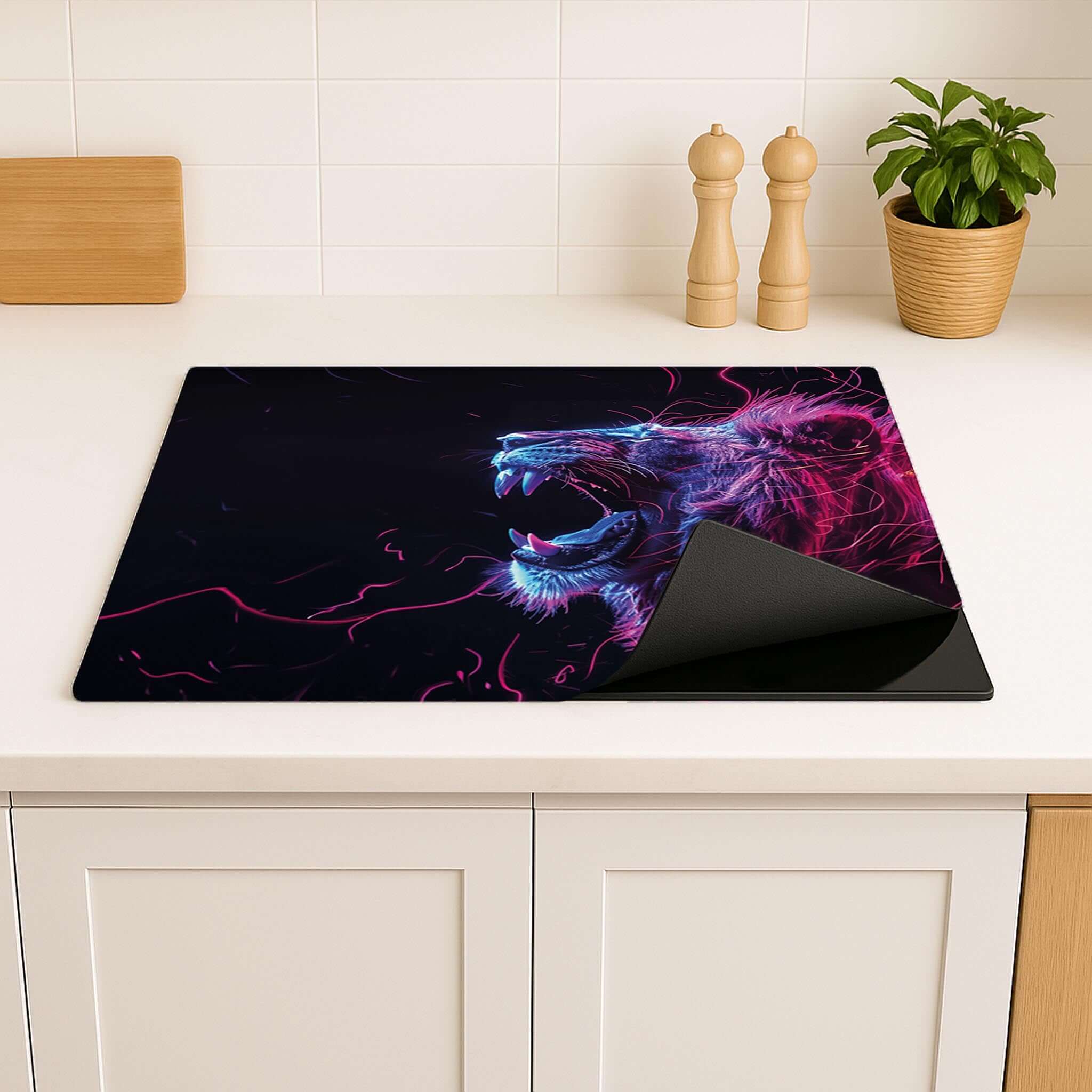 Neon Roar inductiebeschermer geplaatst op keukenblad met accessoires