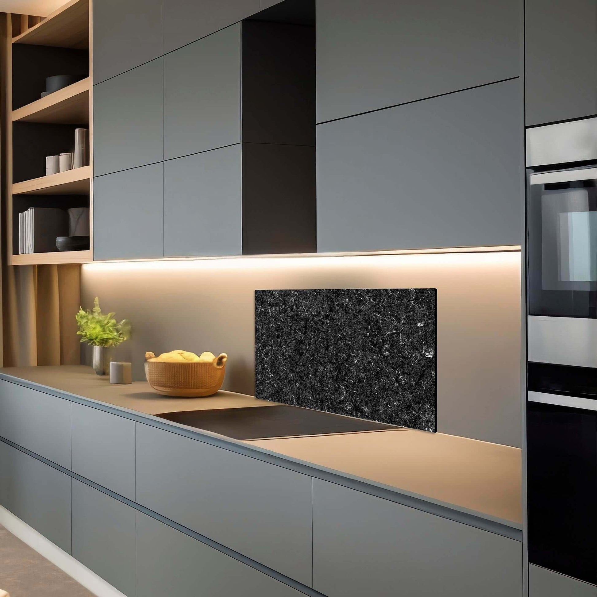 Donker interieur met Nero Marble keuken spatwand van Aluminium Dibond met zwarte marmerstructuur