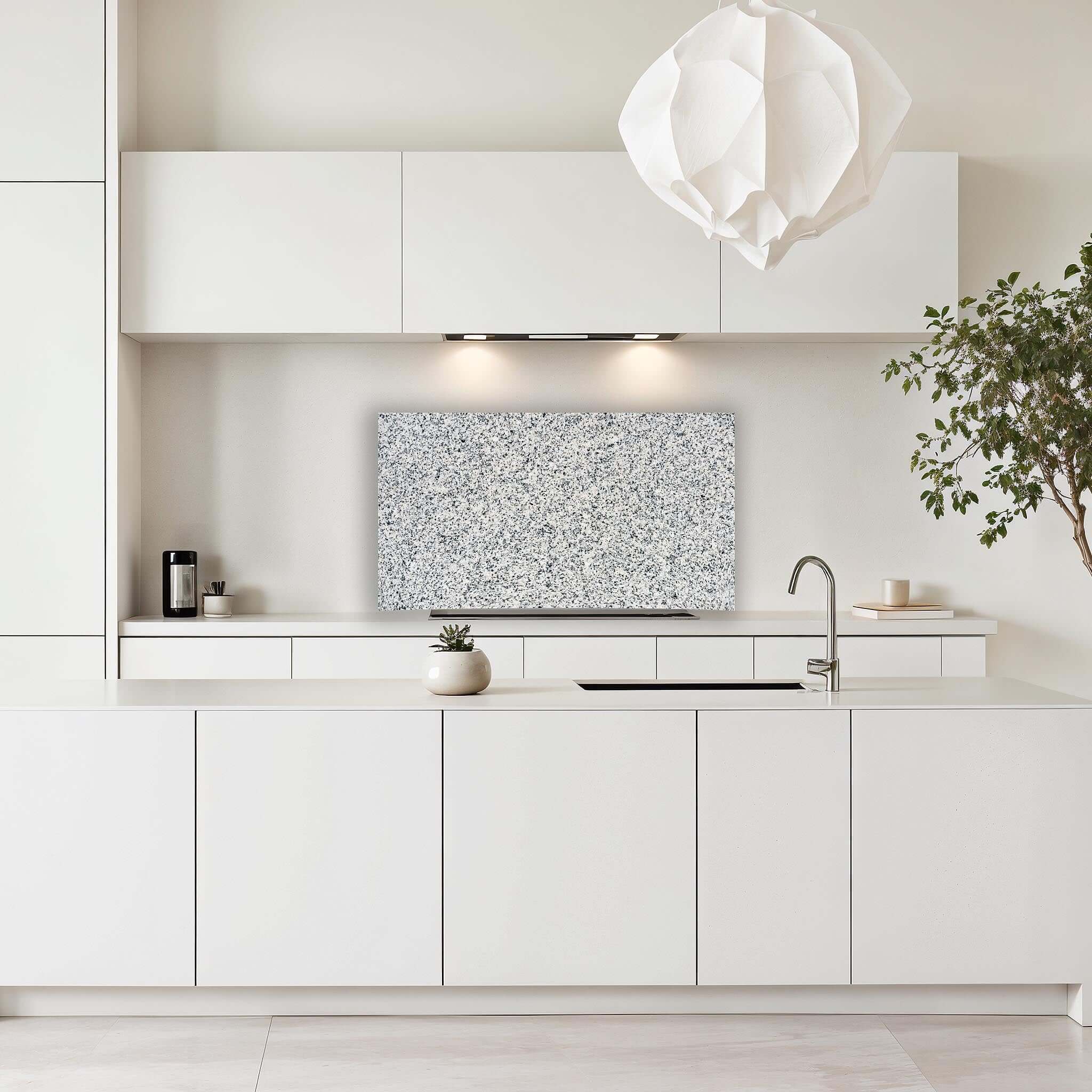 Moderne witte keuken met Nordic Mist spatwand van Aluminium Dibond met granietlook, passend bij een Scandinavisch interieur