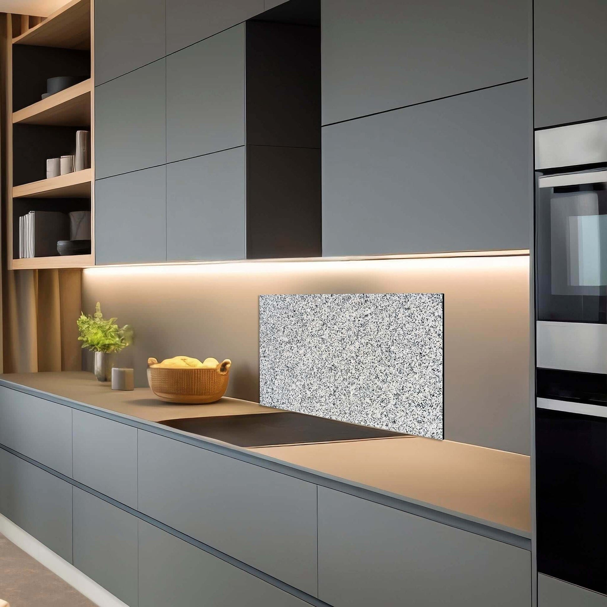Luxe donkergrijze keuken met Nordic Mist spatwand van Aluminium Dibond in granietdesign, hittebestendig en krasvast