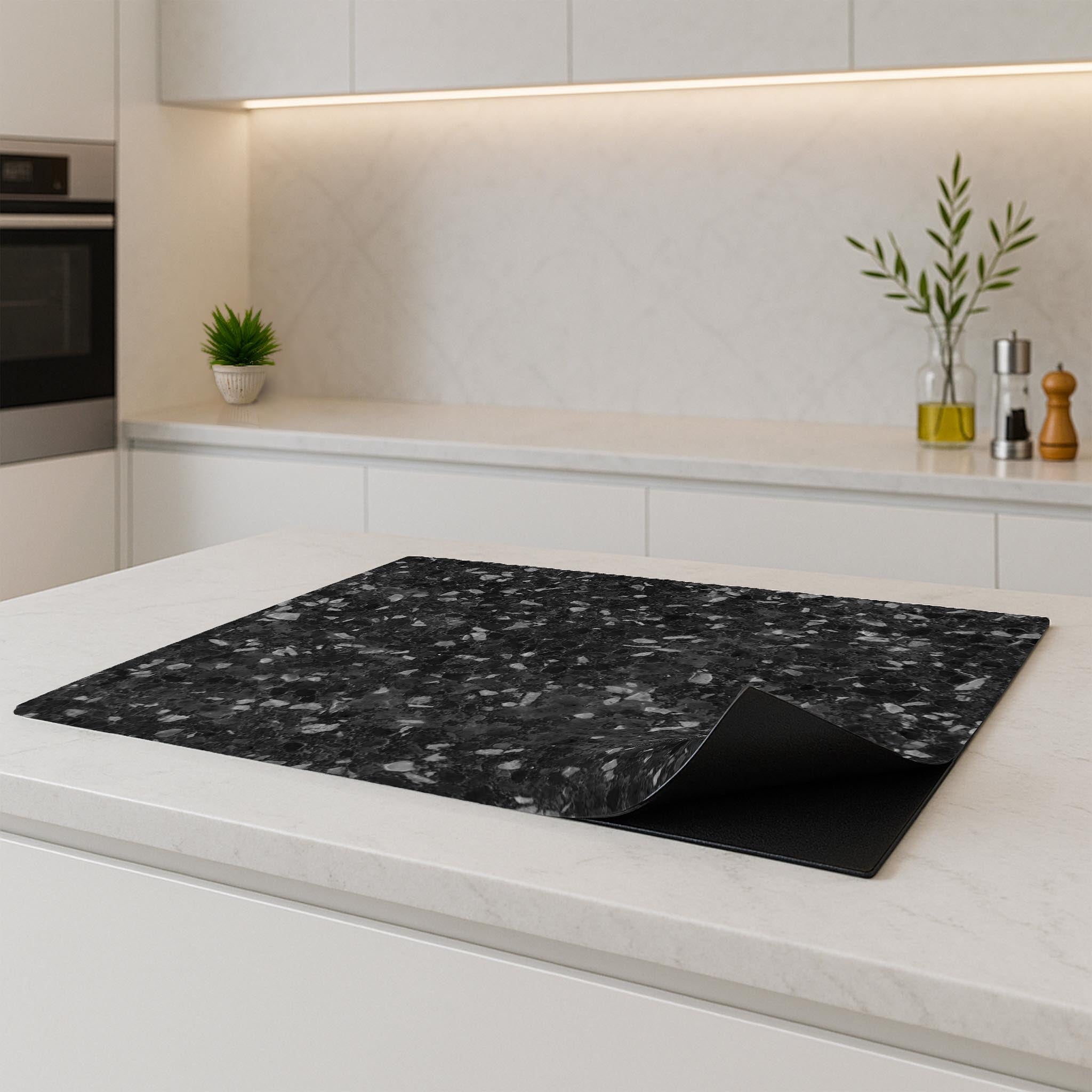 Inductiebeschermer met luxe zwarte granietprint in een stijlvolle keuken