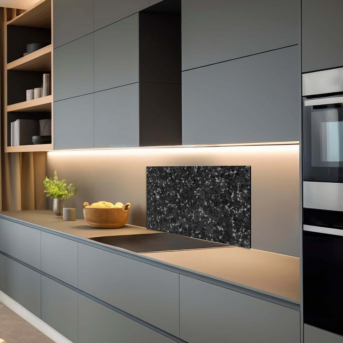 Donkere keuken met Obsidian Granite spatwand in natuurlijke granietlook, krasvast en hittebestendig