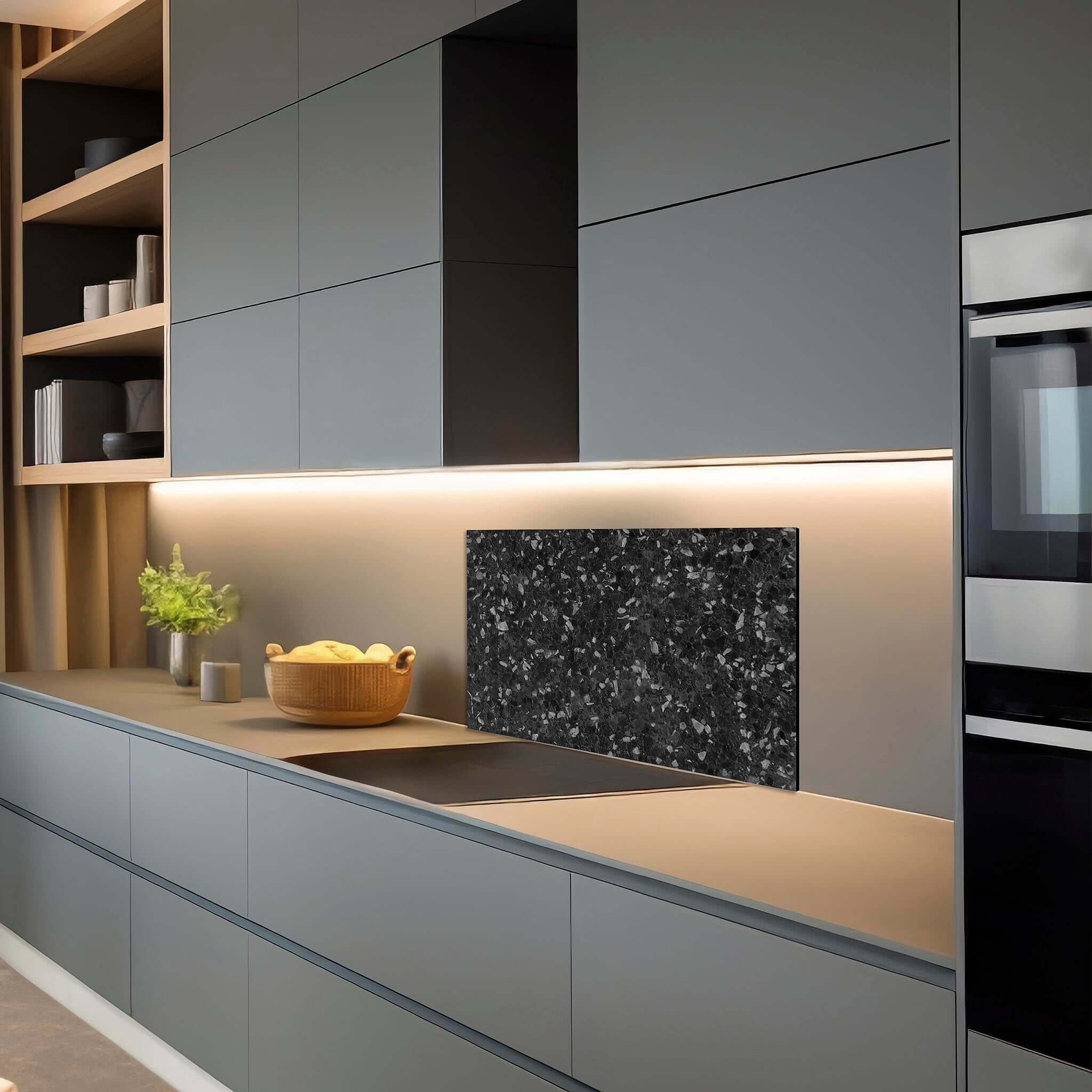 Donkere keuken met Obsidian Granite spatwand in natuurlijke granietlook, krasvast en hittebestendig