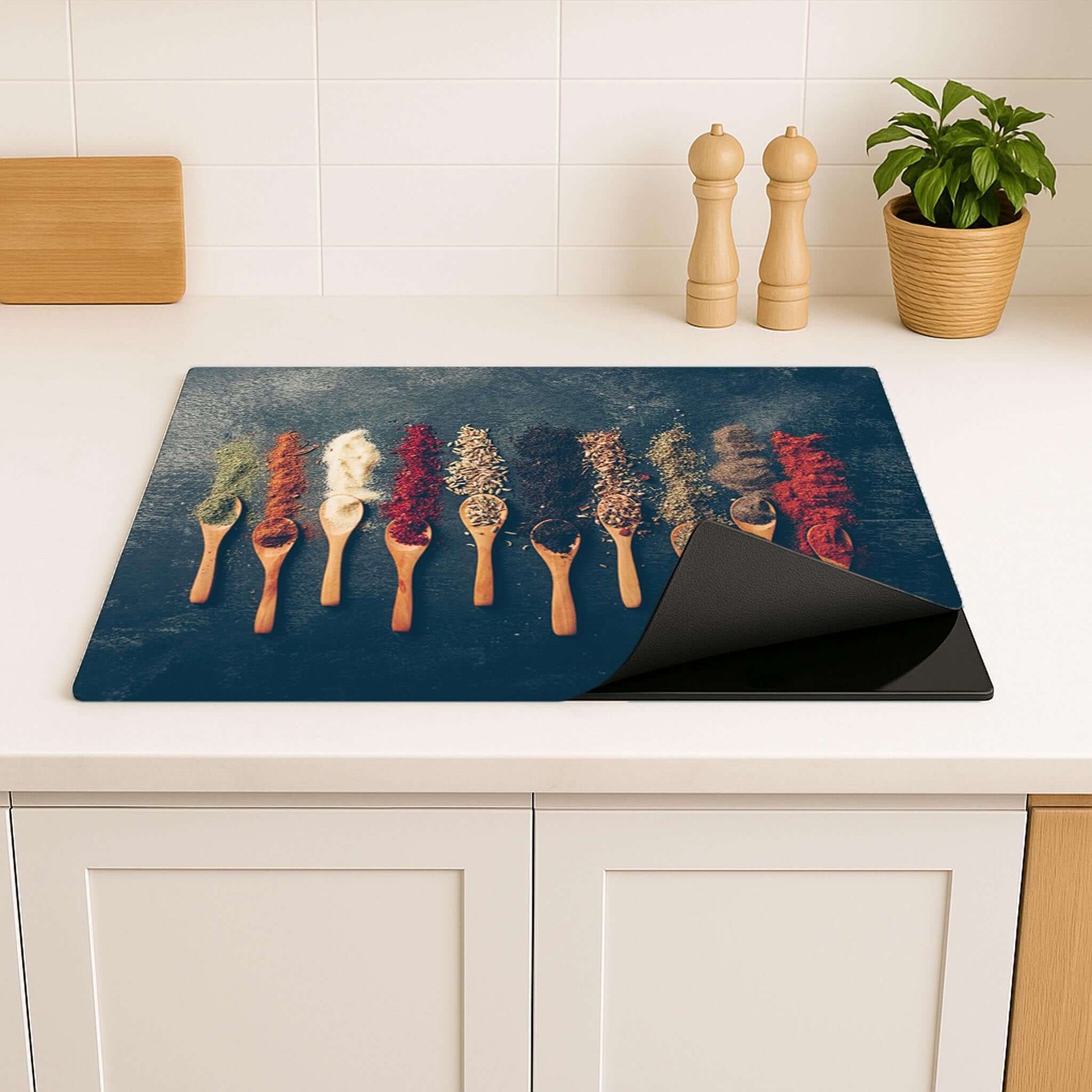 Flexibele Spice Palette inductiebeschermer gedeeltelijk opgerold op een keukenblad.