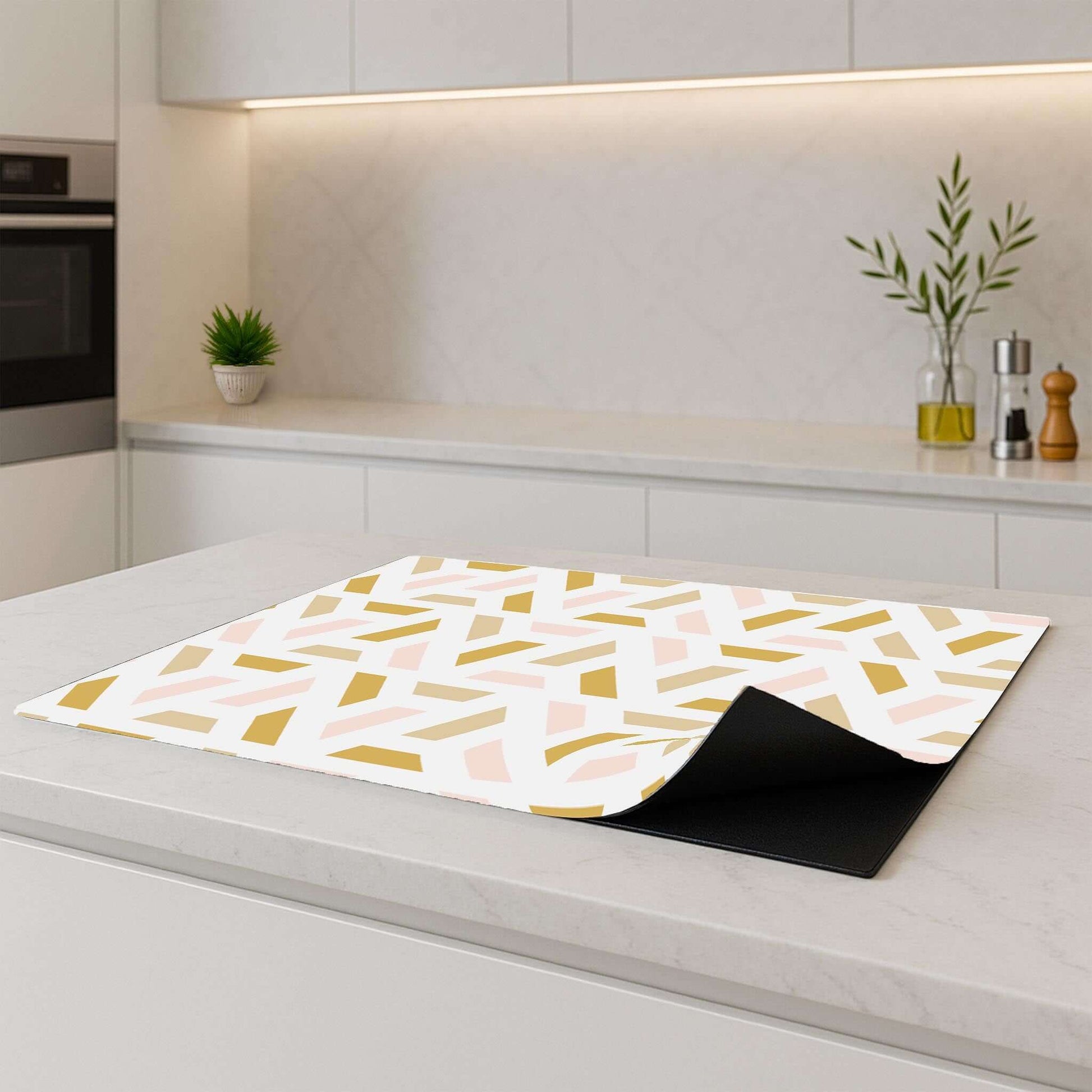 Pastel Harmony inductie beschermer geplaatst op een modern keukenblad – zijkant