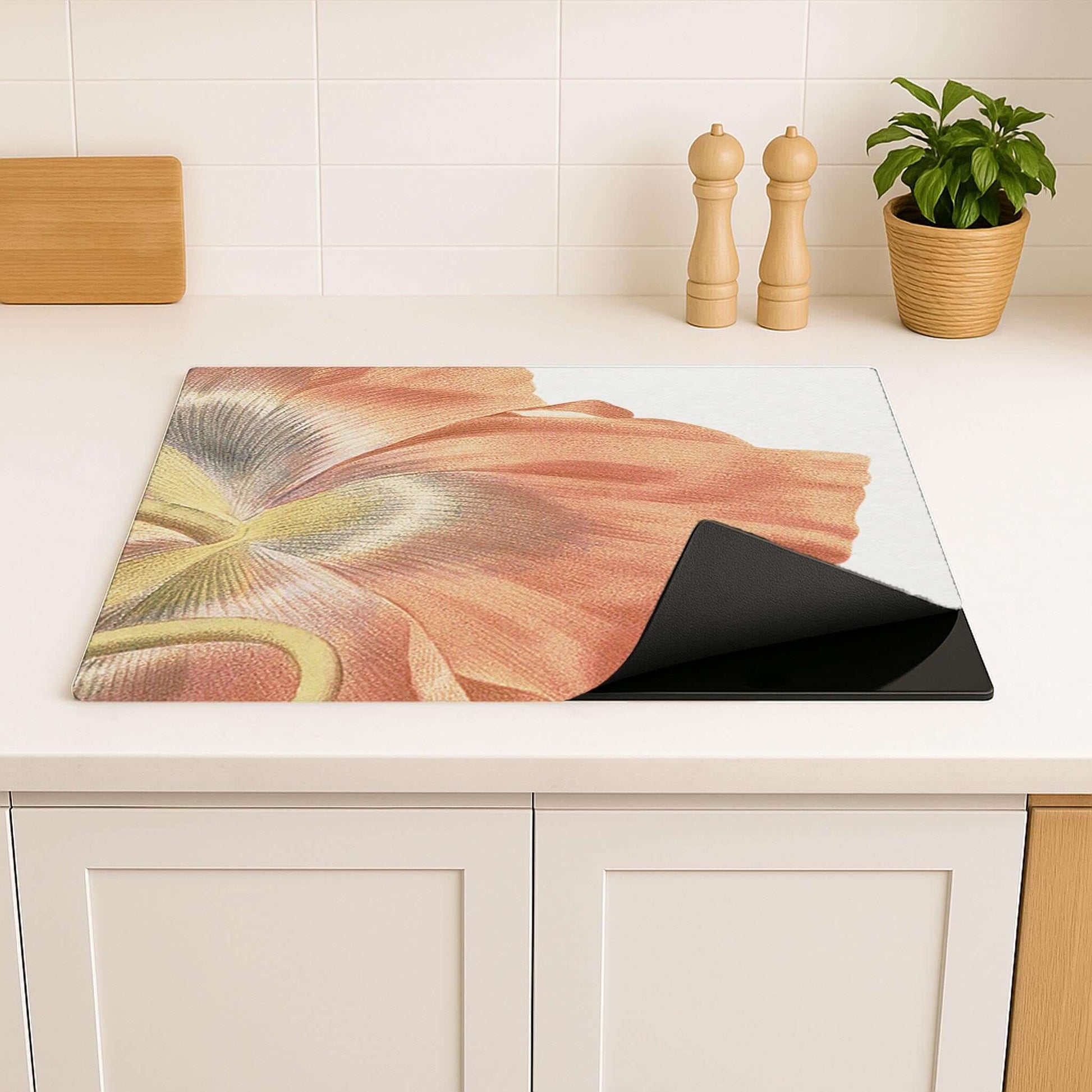 Poppy Bloom inductiebeschermer gedeeltelijk opgerold, toont antislip achterkant