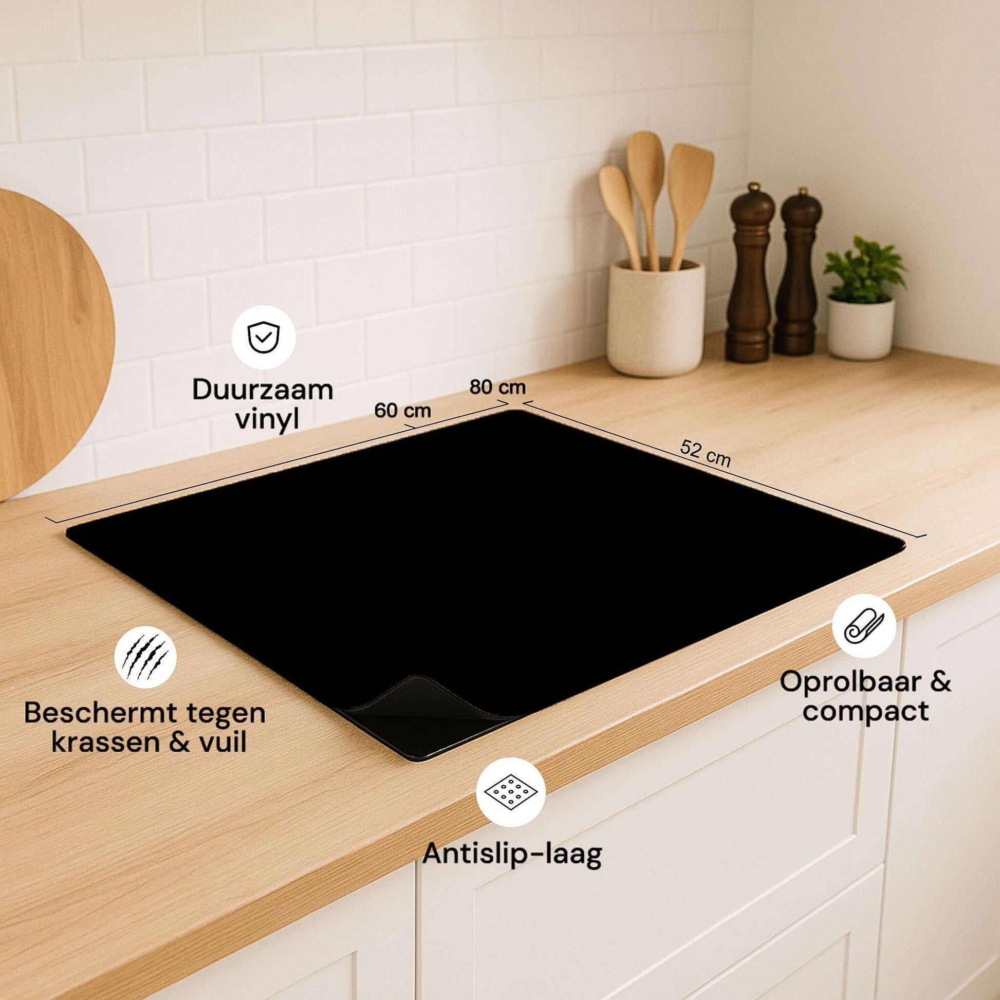Pure Black inductiebeschermer met afmetingen en specificaties in moderne keuken