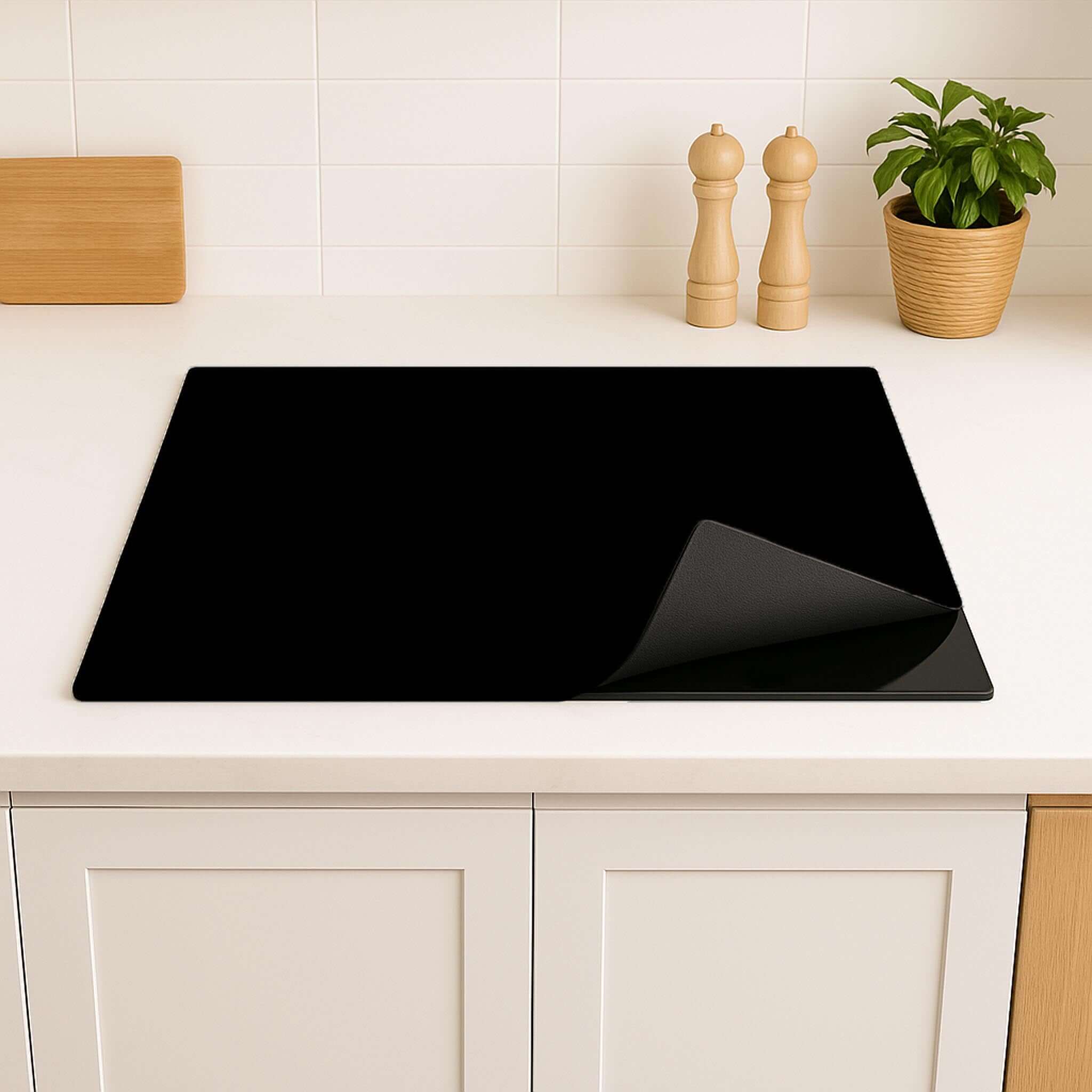 Minimalistische Pure Black inductiebeschermer op inductiekookplaat