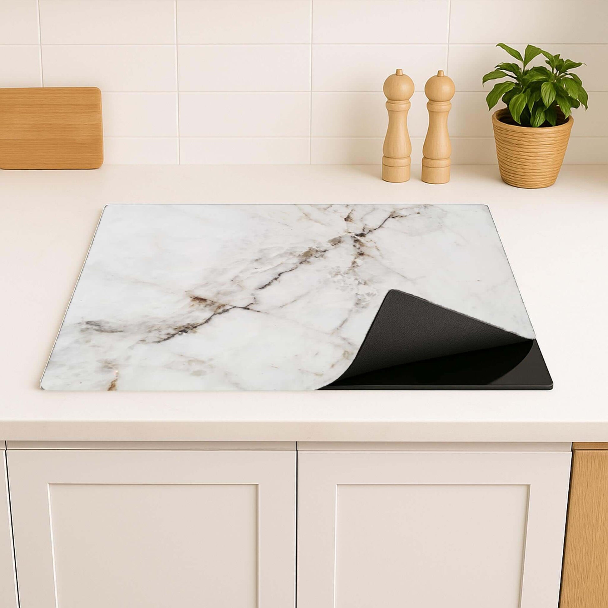 Detailweergave van Pure Marble inductie beschermer in een stijlvolle keuken