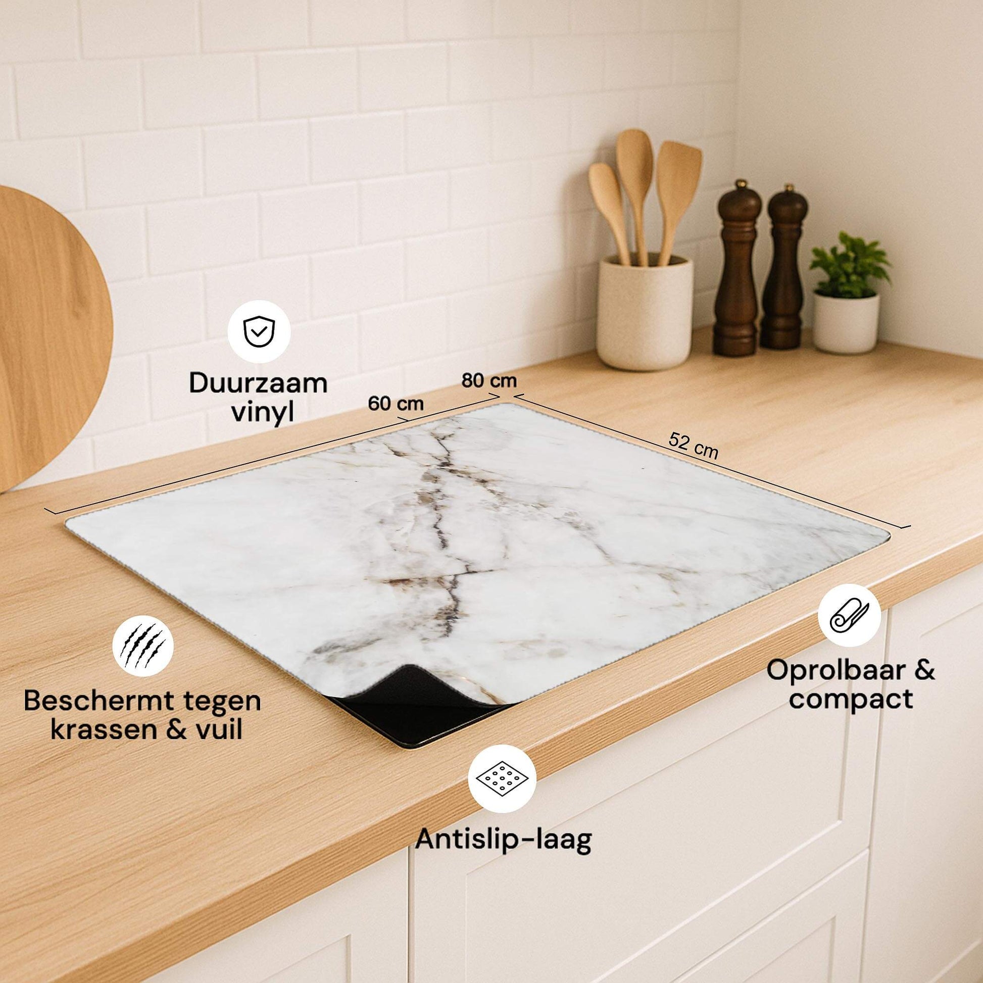 Pure Marble inductie beschermer met afmetingen en kenmerken weergegeven in keukenomgeving