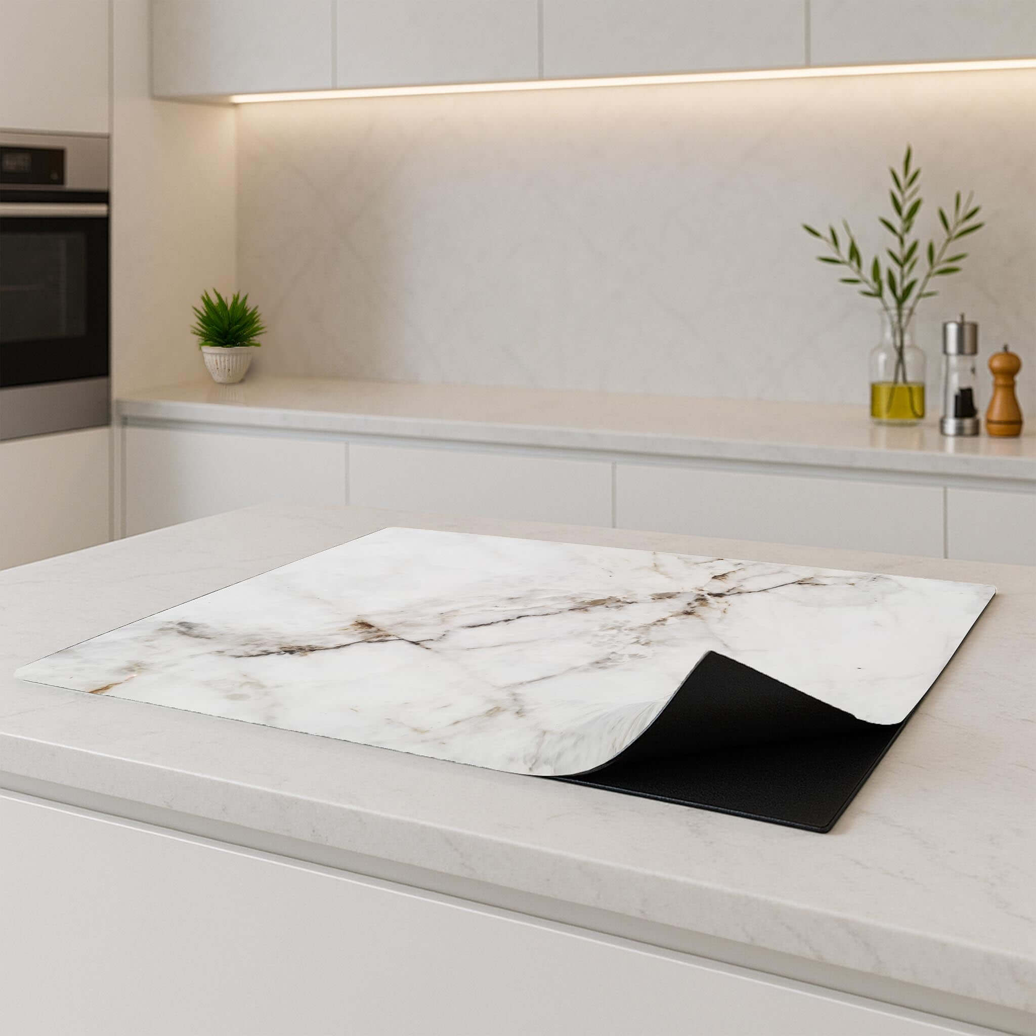Pure Marble inductie beschermer op modern keukenblad met antislip-laag