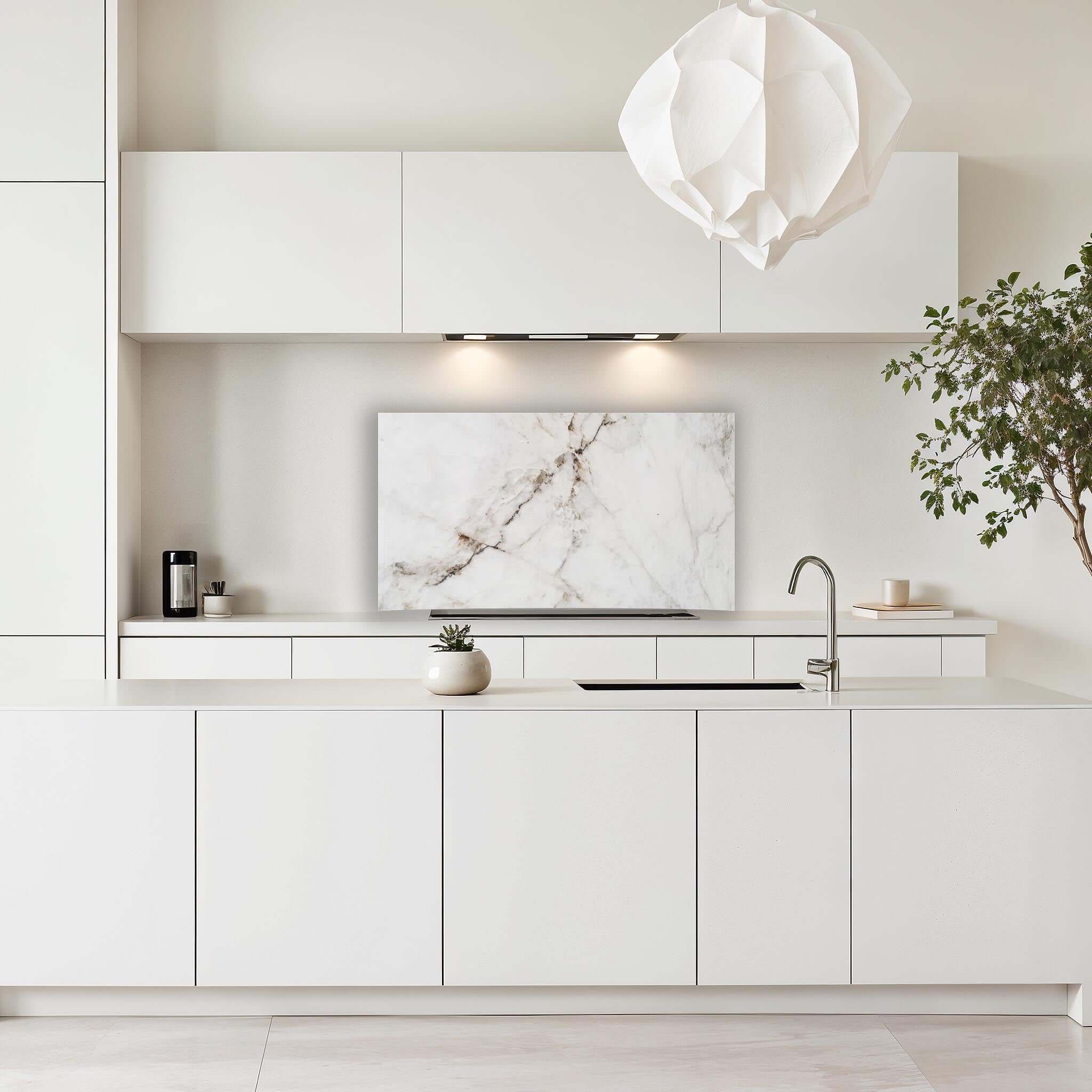 Keuken met wit marmeren spatscherm Pure Marble tegen de muur geplaatst