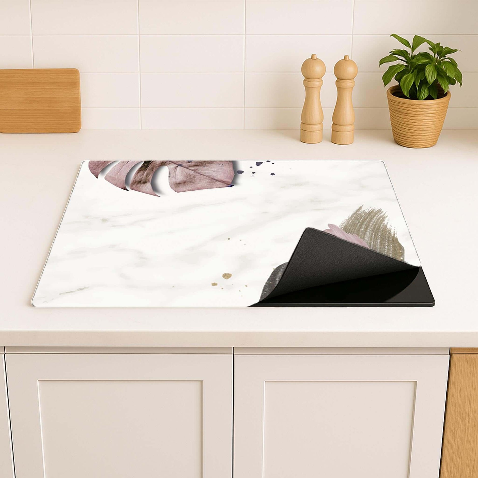 Zachte inductie beschermer met botanische print, perfect voor een Scandinavische keukenstijl