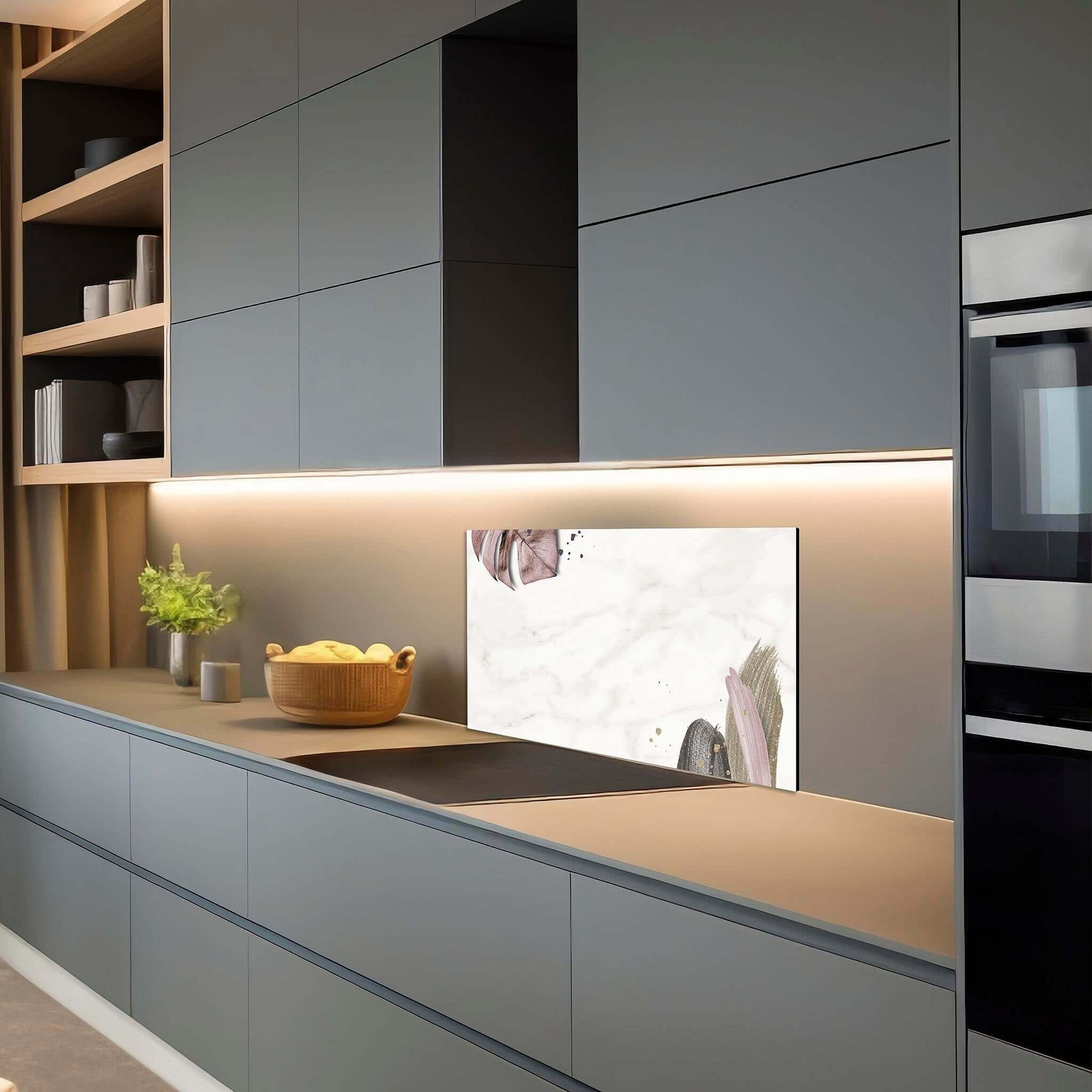 Soft Blush spatscherm met marmerlook en blush accenten in een stijlvolle donkere keuken.